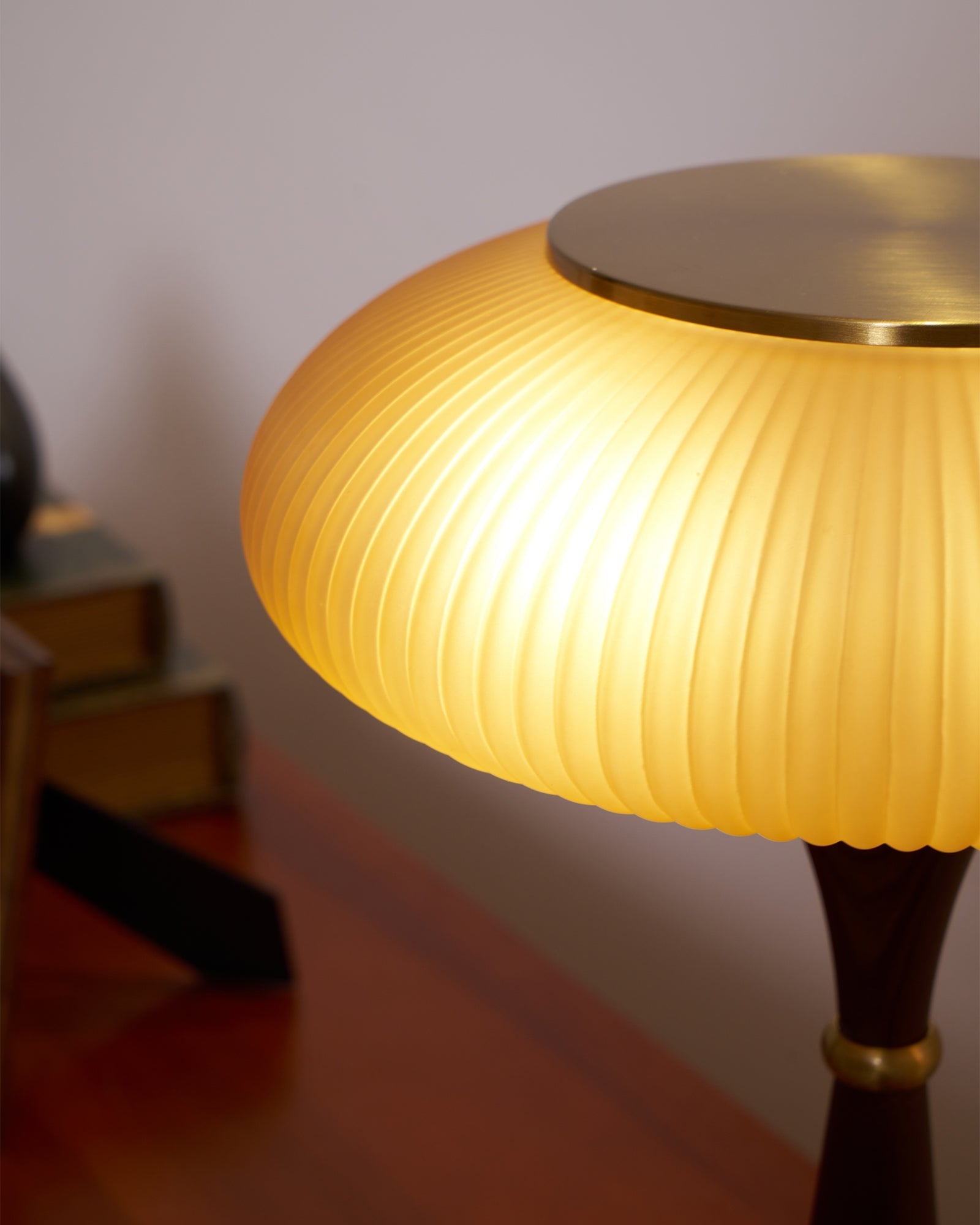 Vevelo Wood Vintage Table Lamp-Neutral Decor