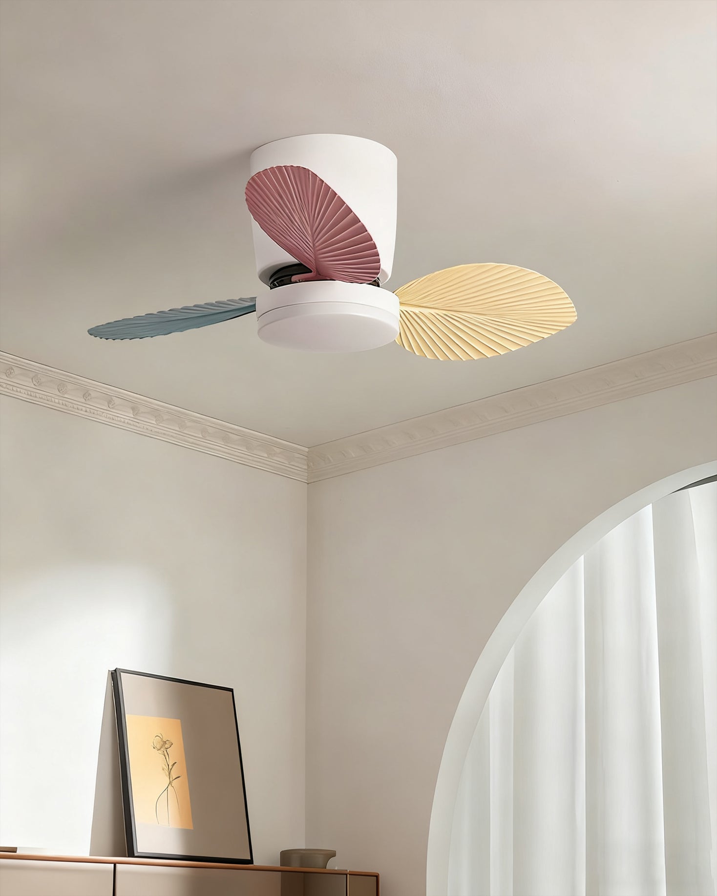 Close-up on the ABS fan blades of the white Melorie fan.