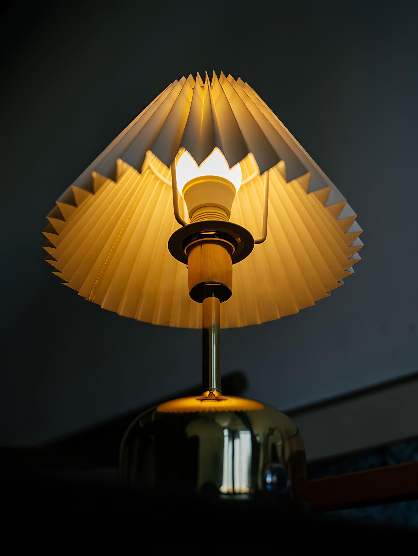Lynn Modern Table Lamp-Neutral Decor