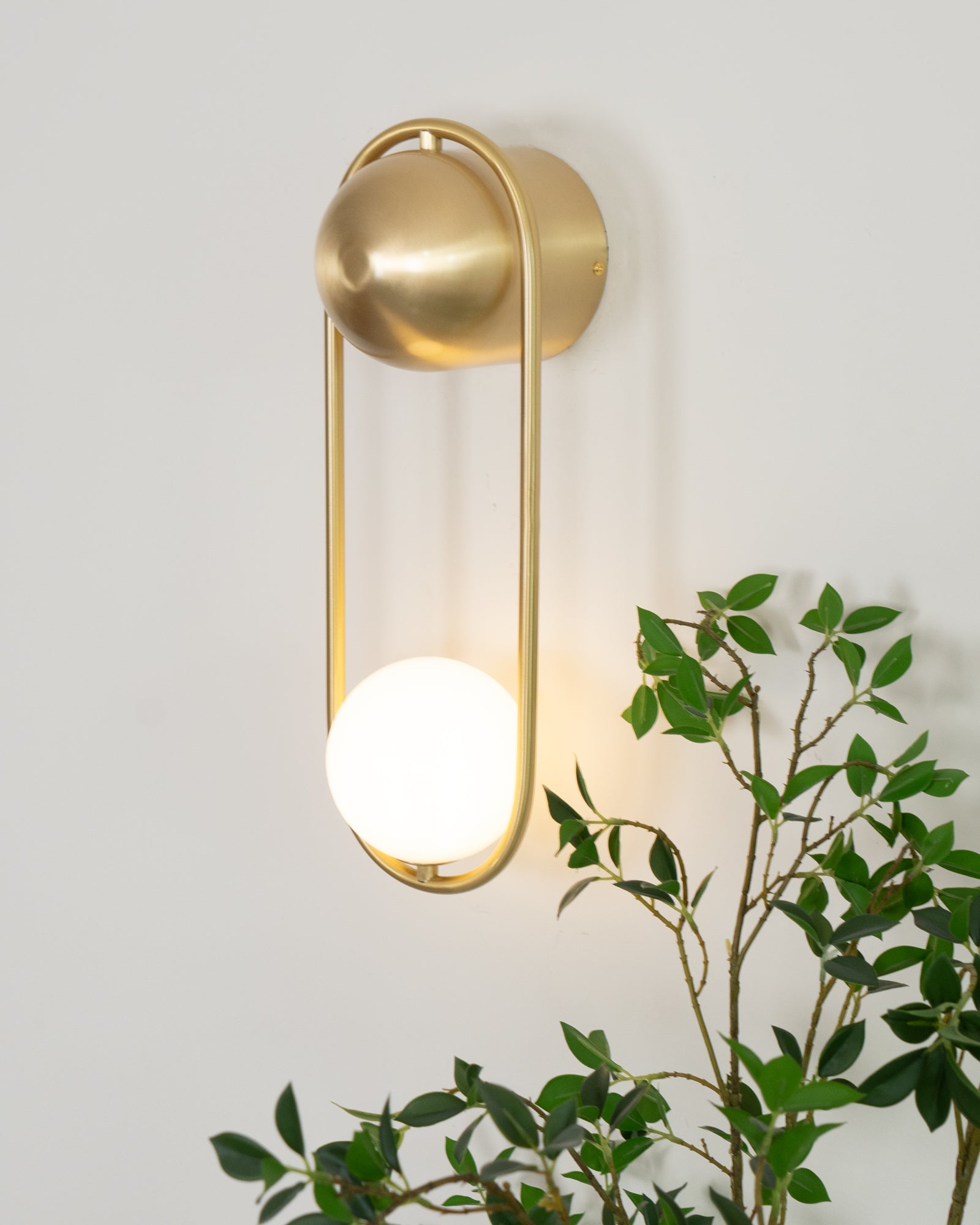 Aura Radiain Brass Minimalist Wall Lamp-Neutral Decor