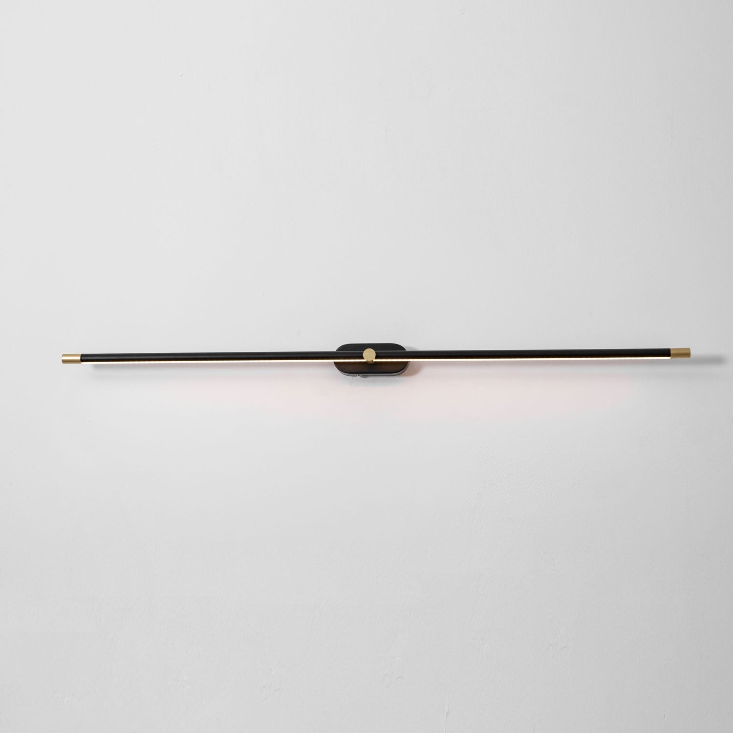 The minimalist aesthetic of the linear wall lamp.