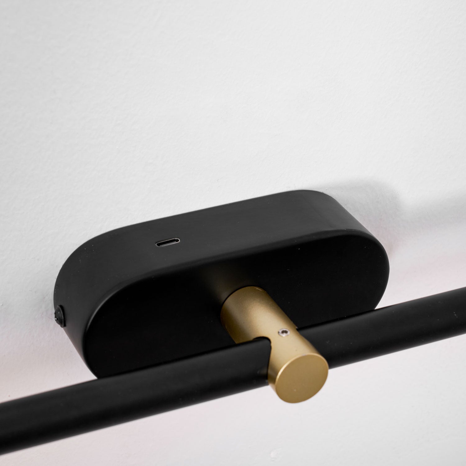 The lamp's components: light bar, mount, remote, and cable.