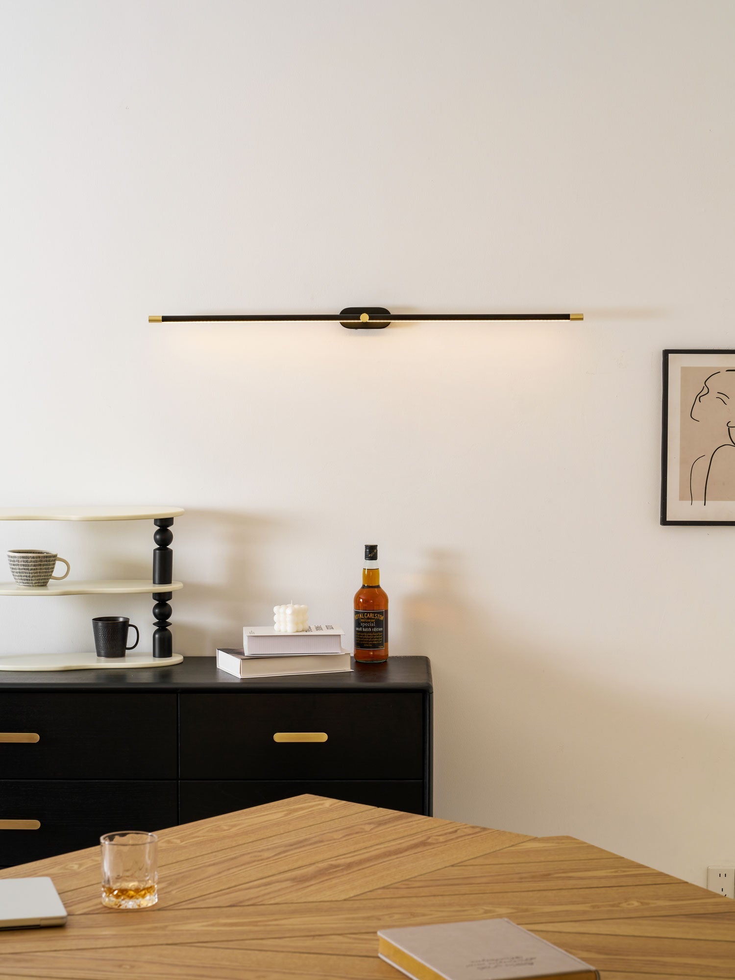The sleek, modern design of the linear wall lamp.