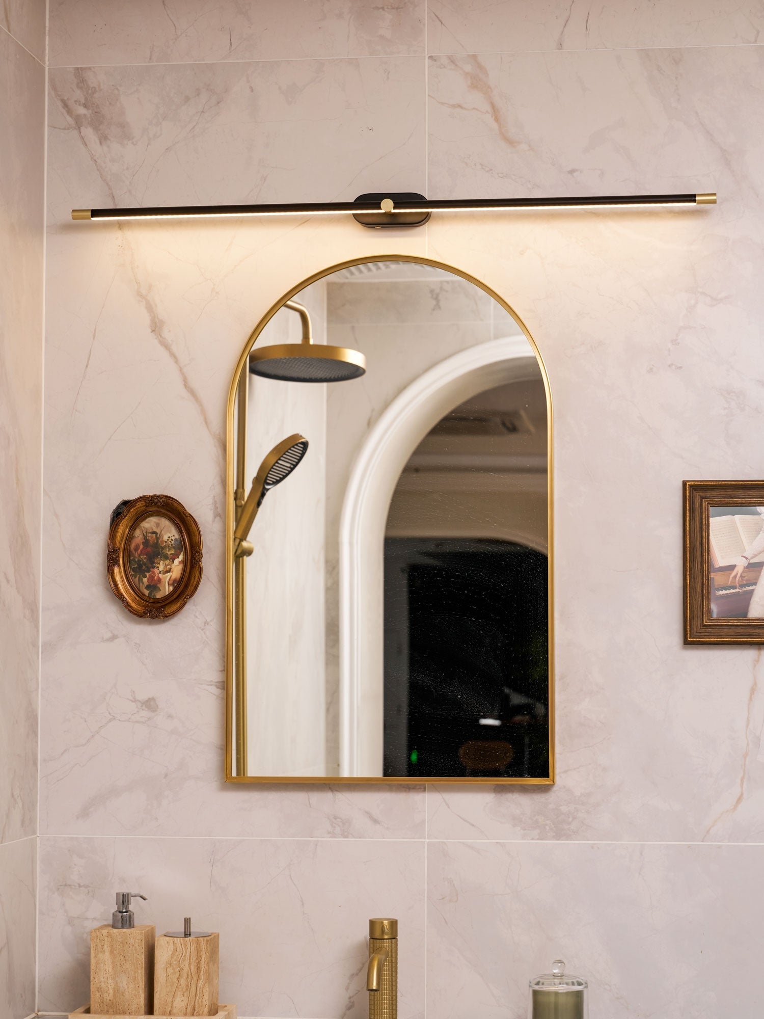 The black finish option for the minimalist wall lamp.