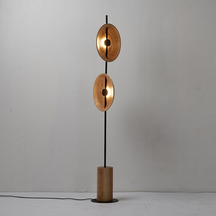 View of the lamp's plug and cord.