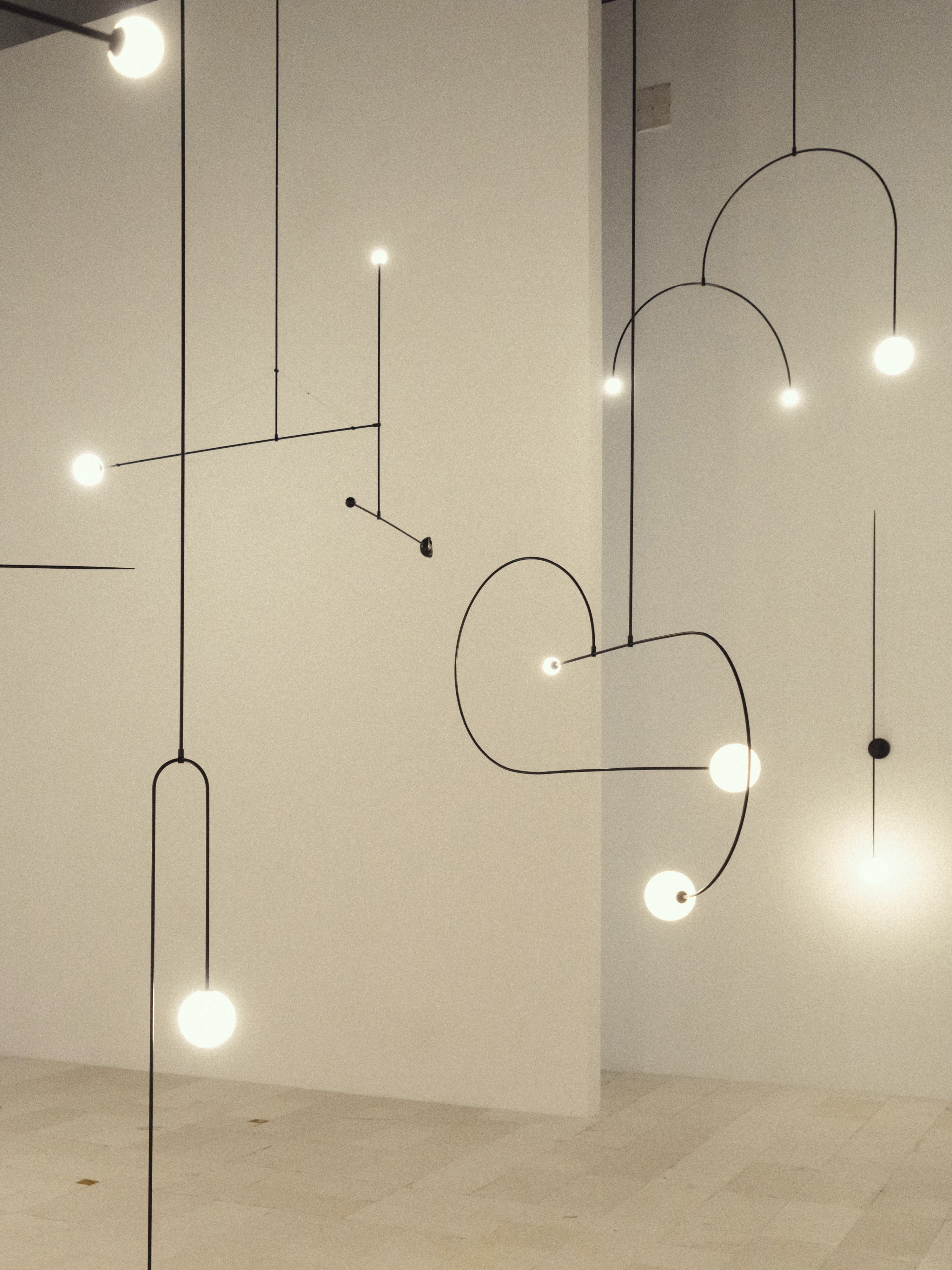 Lustra Chandelier Mobile Black Minimalist-Neutral Decor