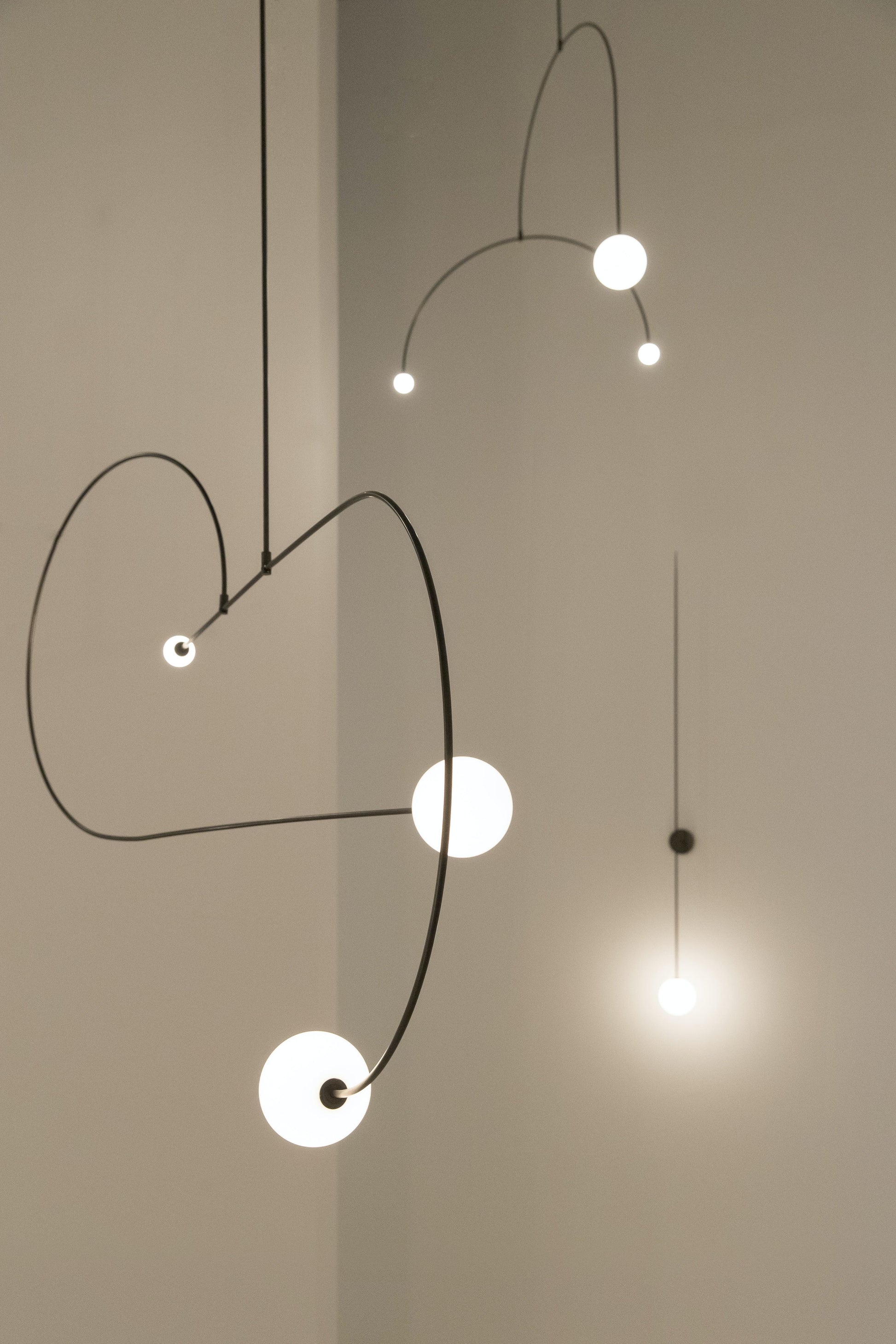 Lustra Chandelier Mobile Black Minimalist-Neutral Decor