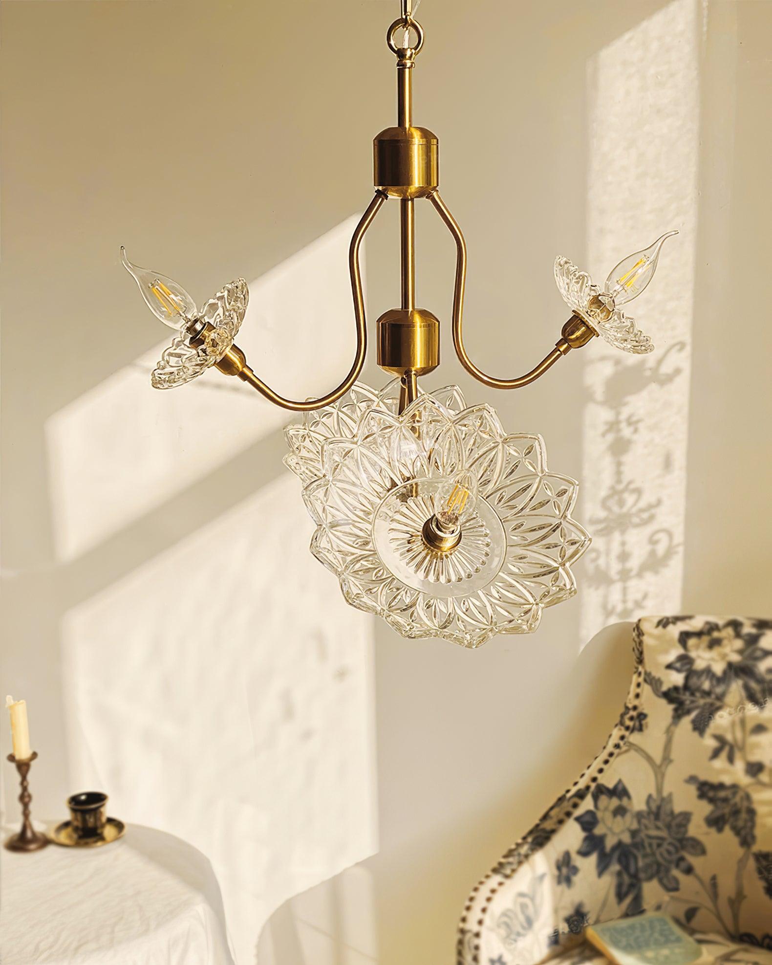 Lustra Chandelier Brass Glass Floral Vintage-Neutral Decor