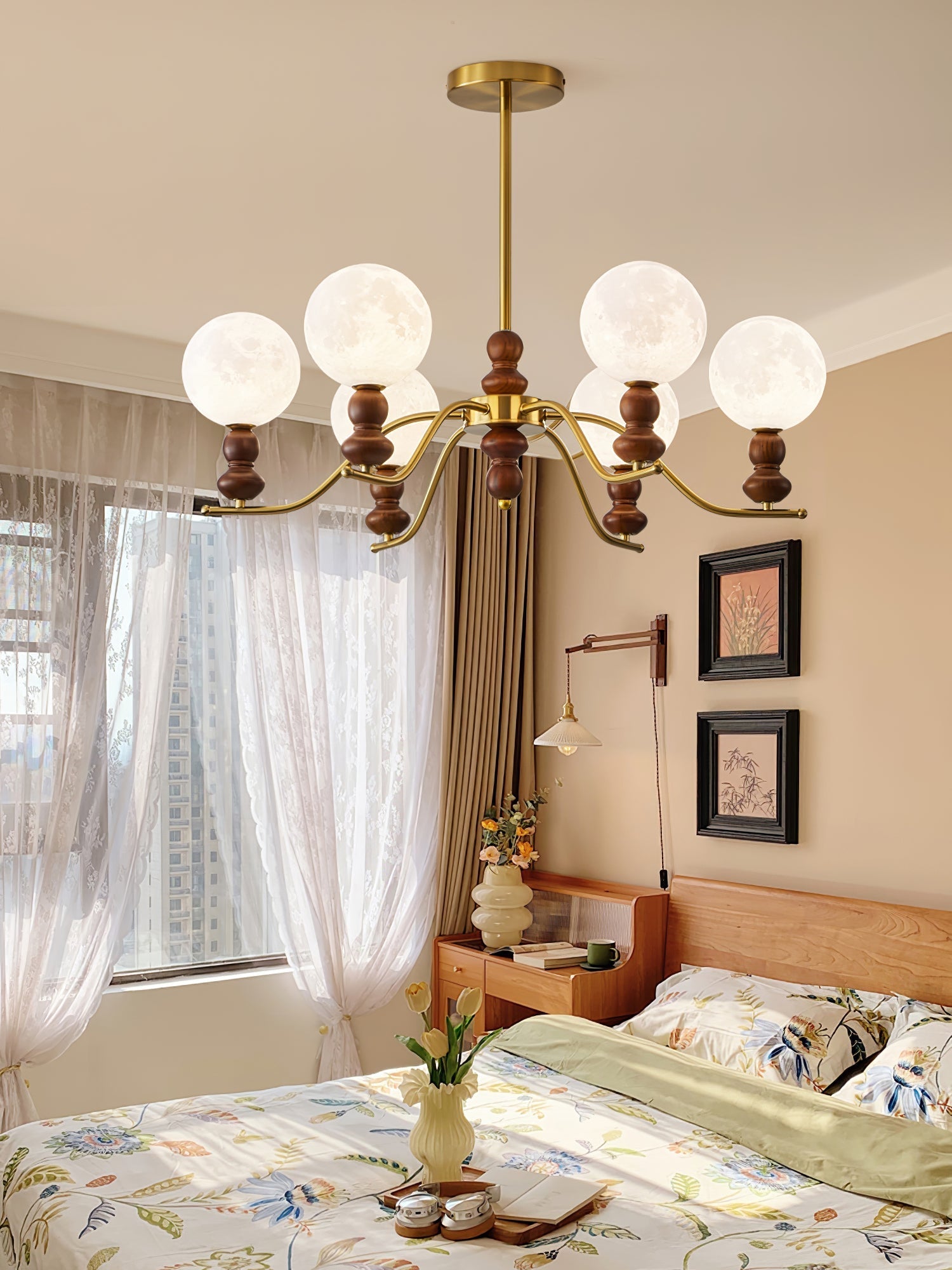 Lustra Chandelier Brass Wood Moon Globe Elegant-Neutral Decor