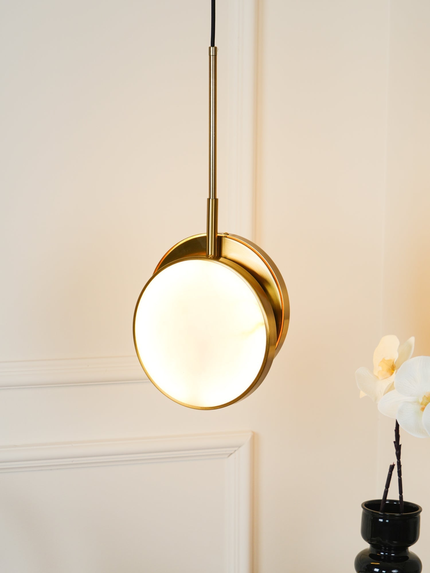Synoryra Dual Disc Alabaster Pendant Light-Neutral Decor
