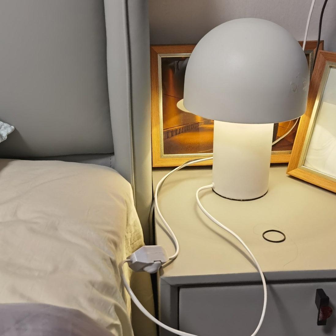 Urathen Retro Table Lamp-Neutral Decor