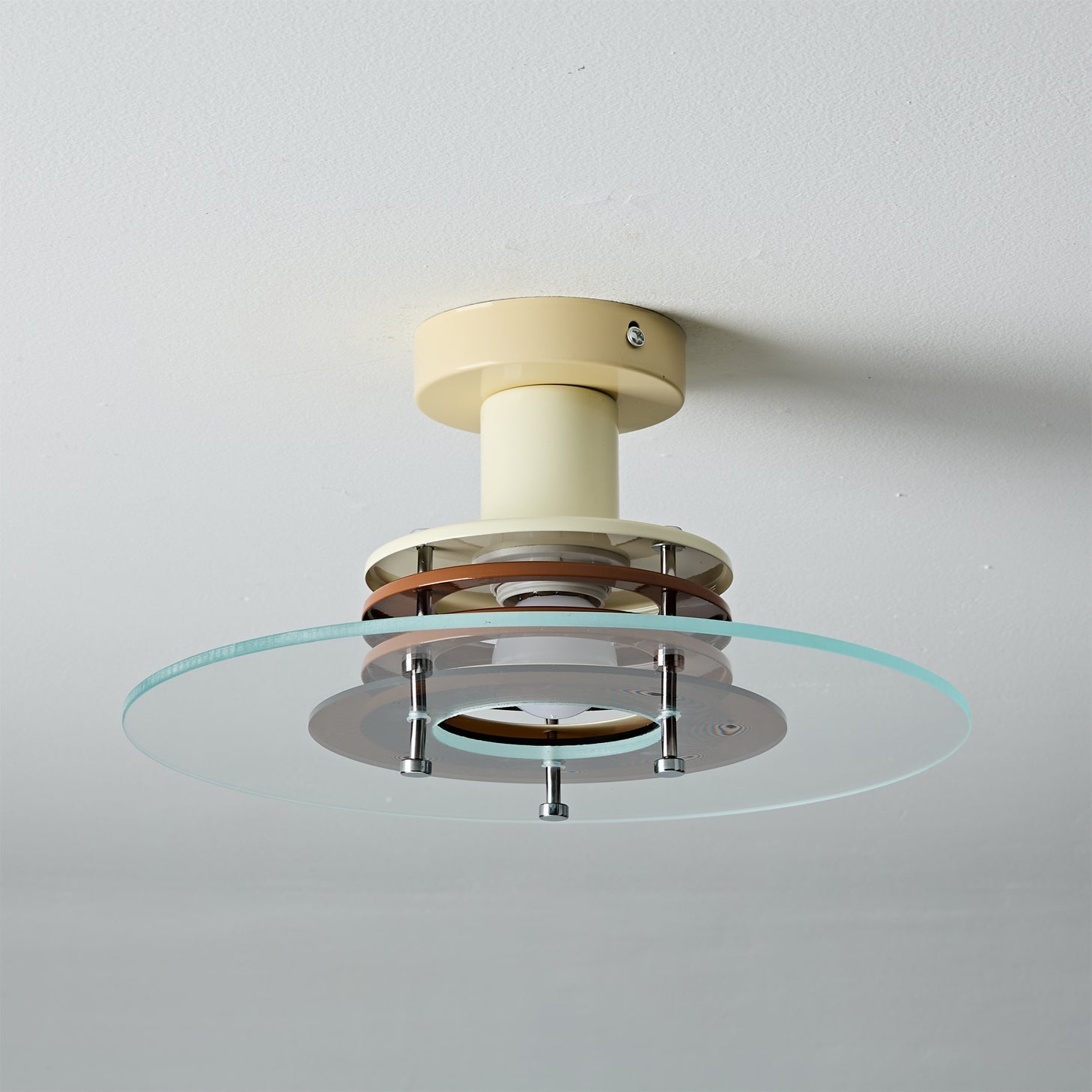 Detail of the E27/E26 bulb socket within the fixture.