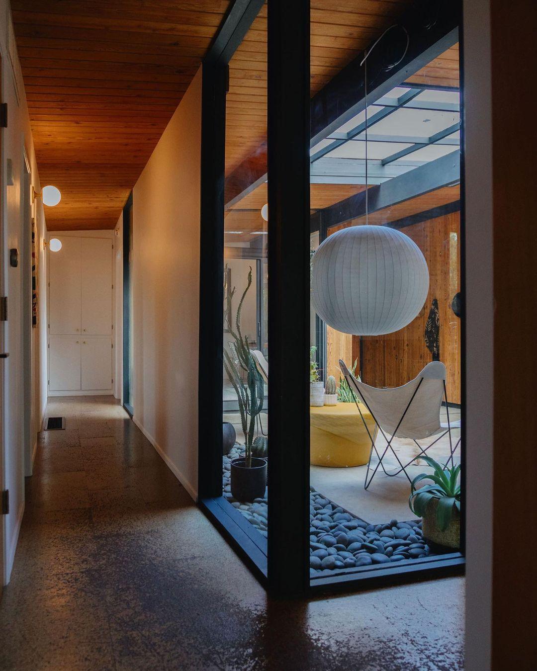 Alvaris White Modern Pendant Light