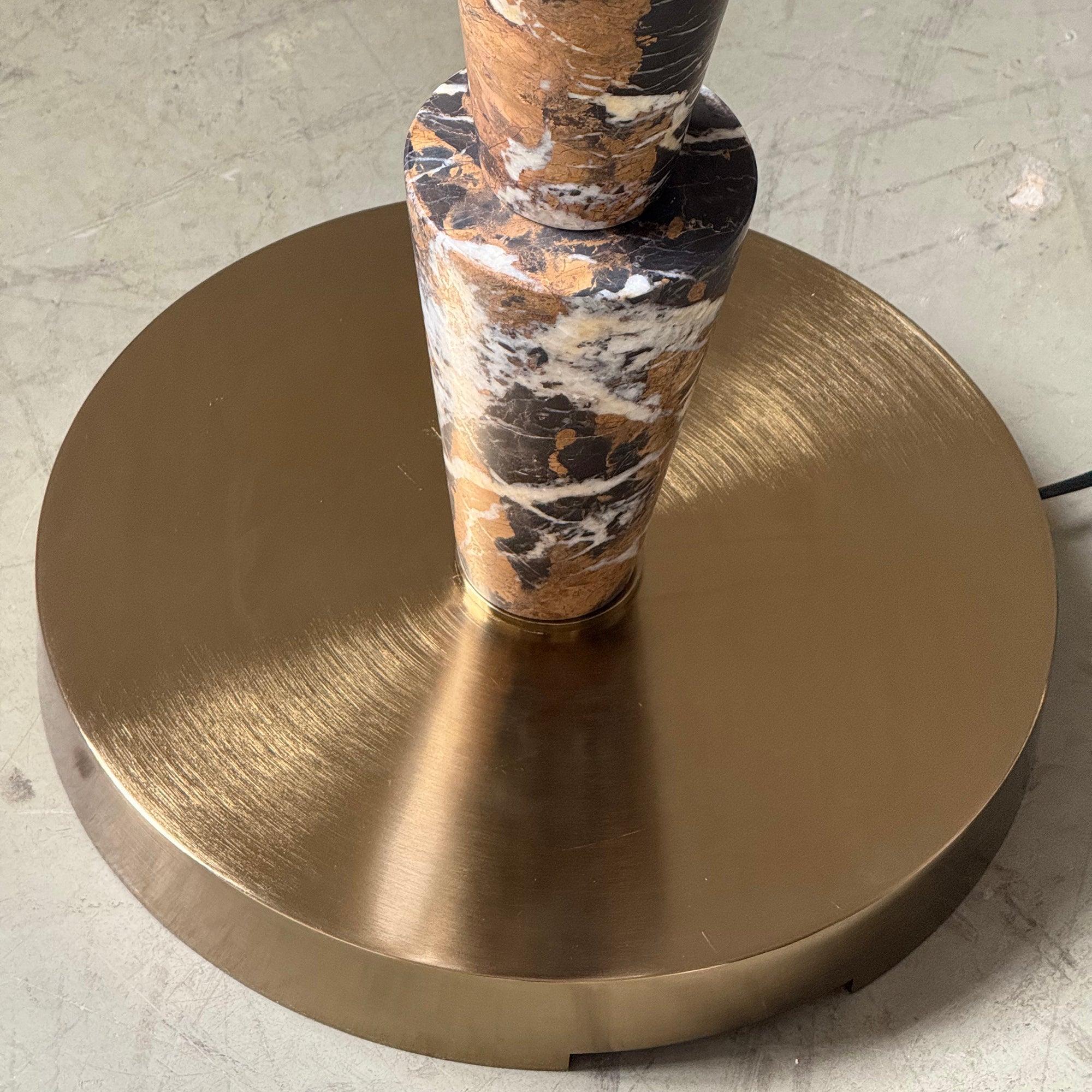 Diagram showing the dimensions of the Nizwa Marble Floor Lamp.