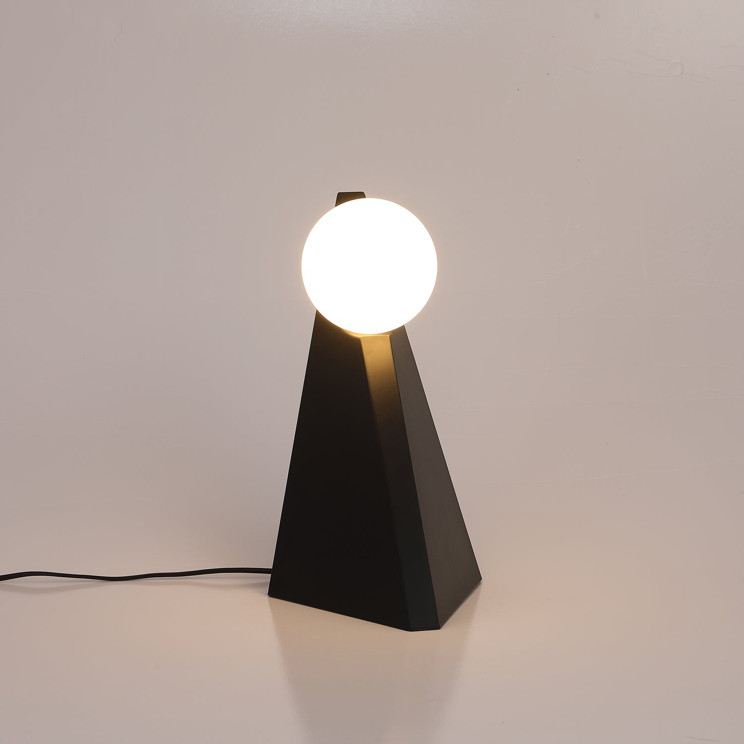 Nixie Geometric Glass Table Lamp-Neutral Decor
