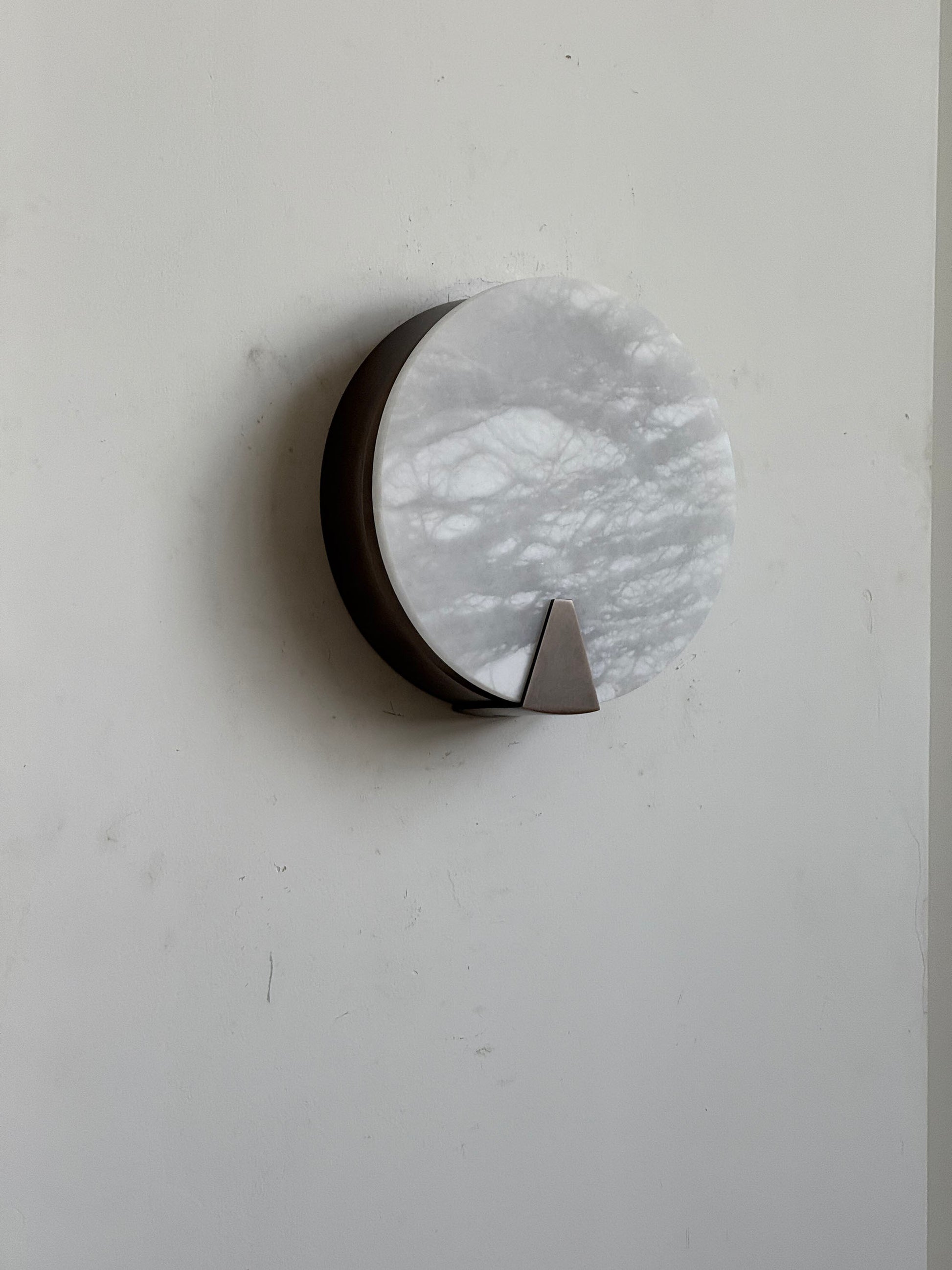 The large 25.5cm size variant of the Ophelia Alabaster Sconce.