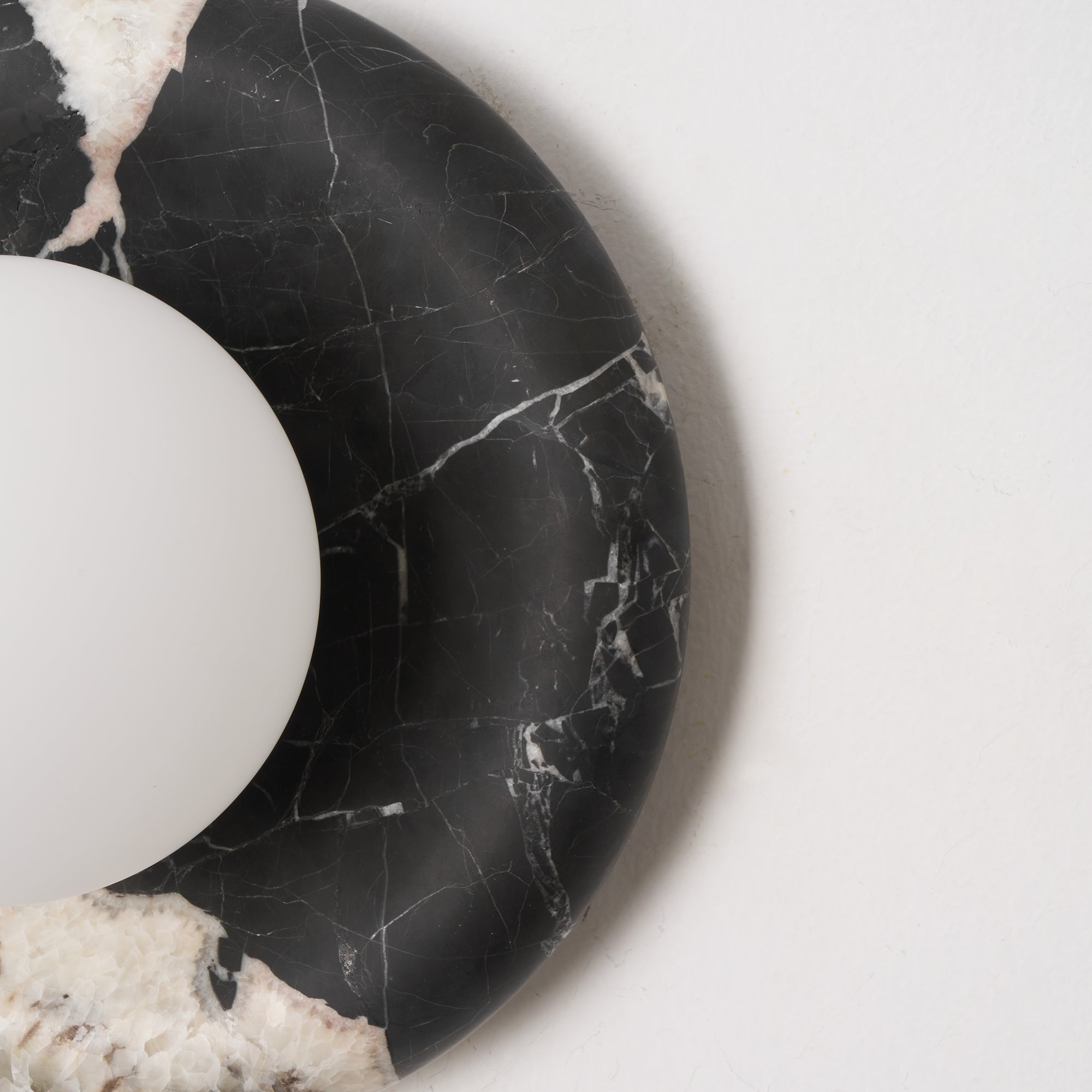 Uvinos Wall Lamp
