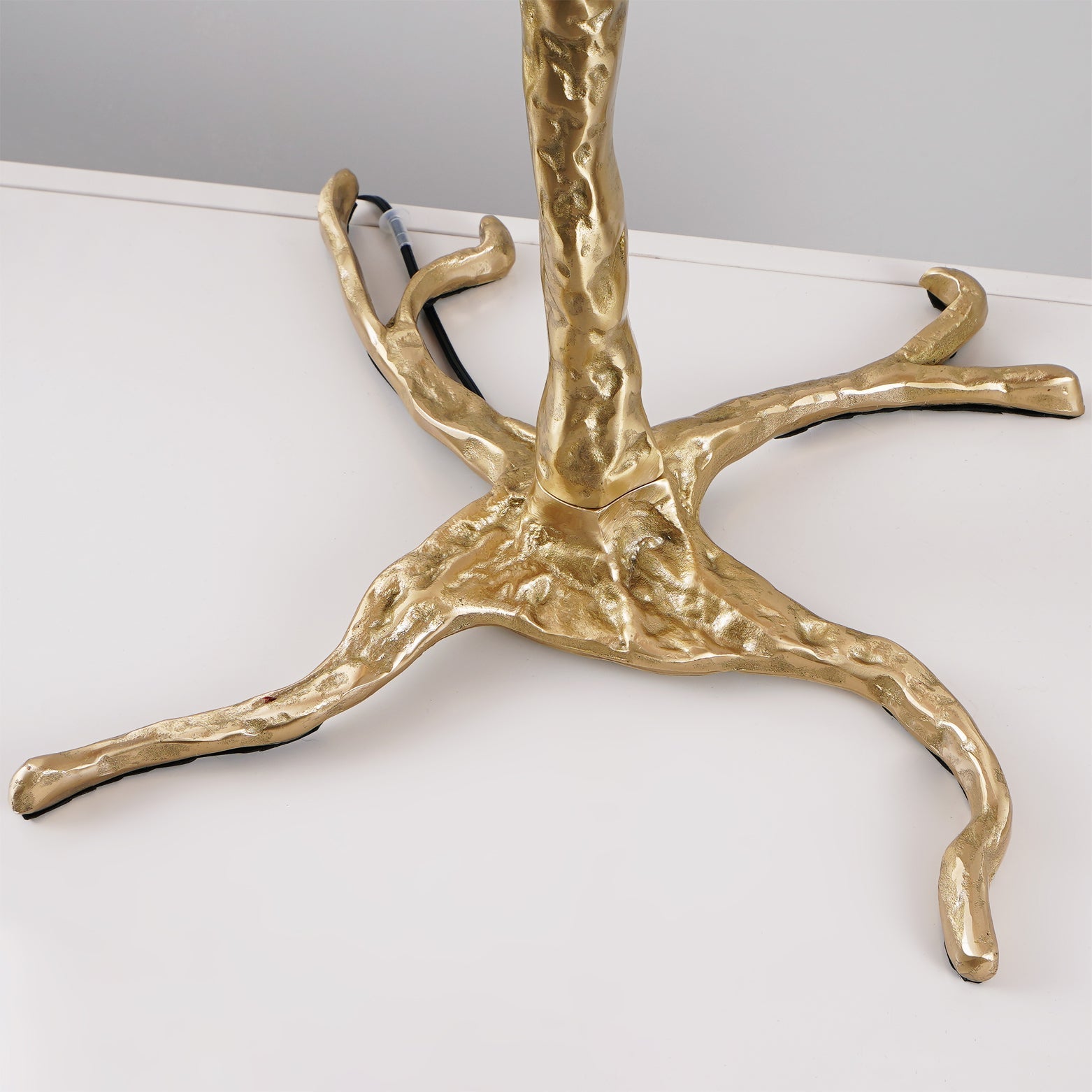 Selis Feather Brass Floor Lamp-Neutral Decor