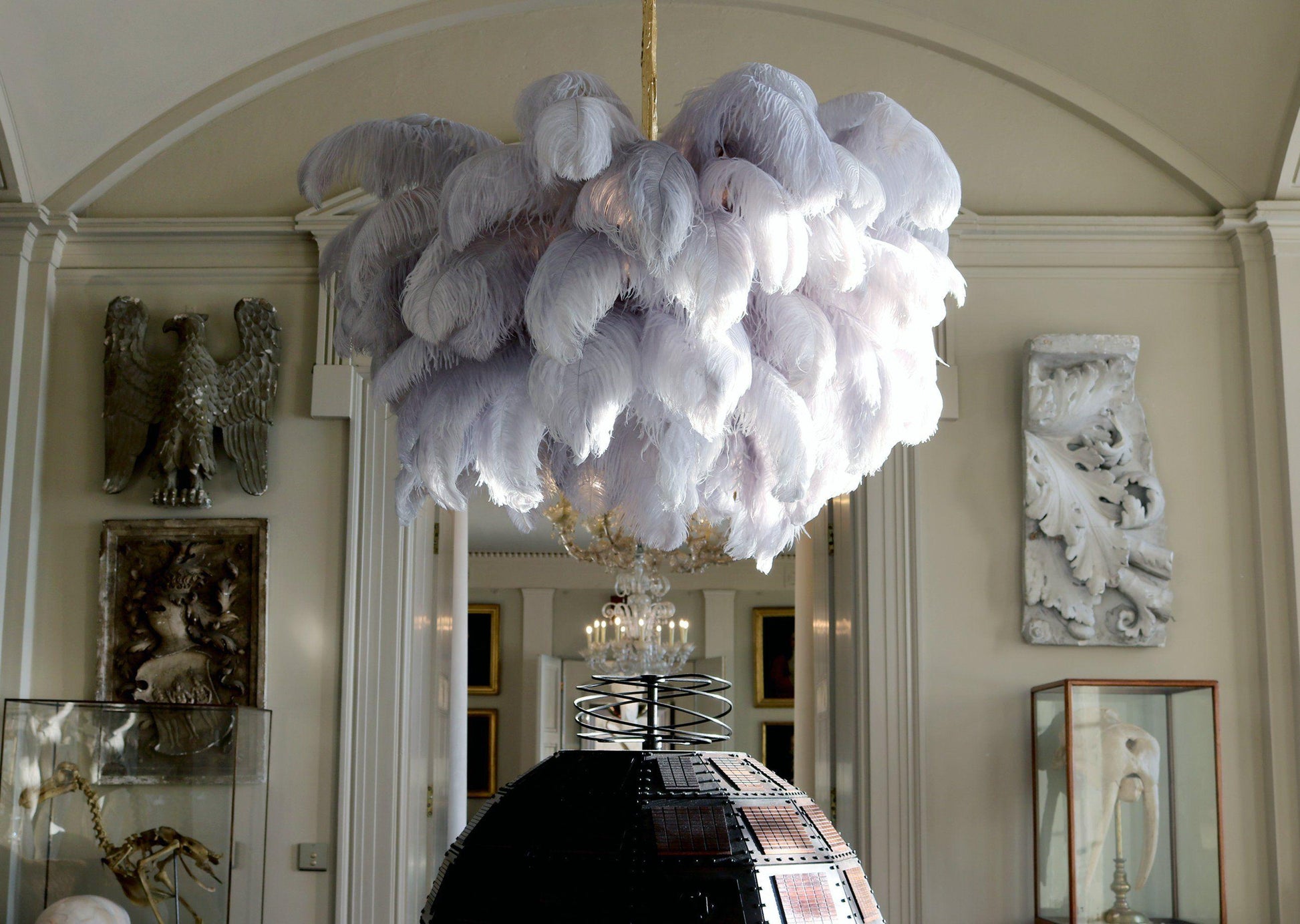 Lustra Chandelier Ostrich Feather Large Brass Stem-Neutral Decor