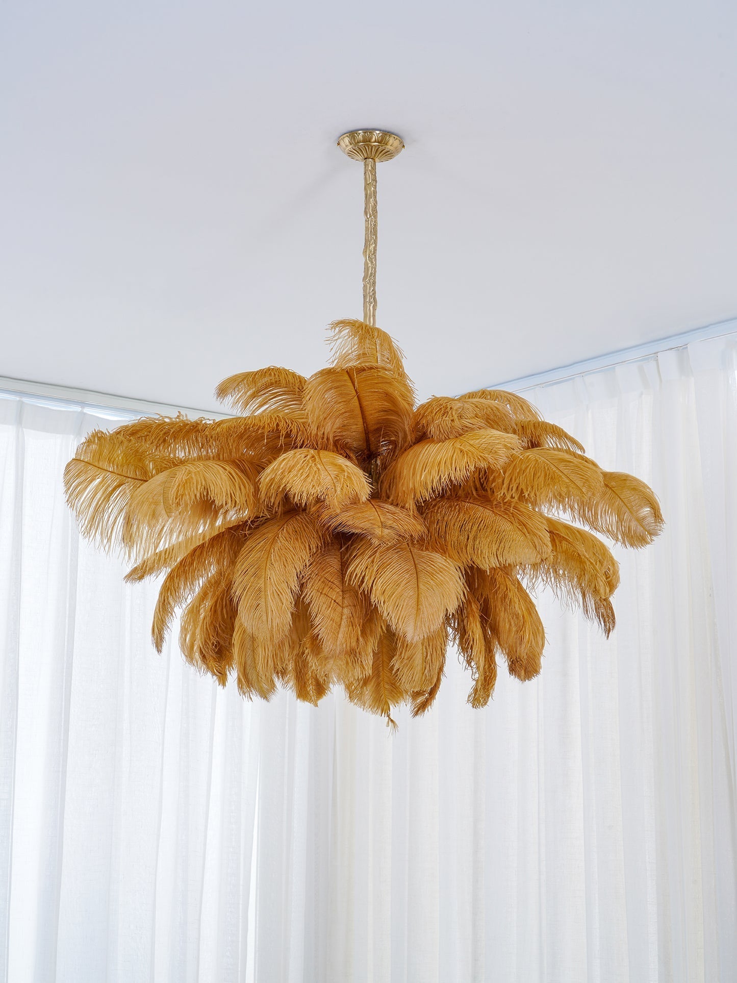 Lustra Chandelier Ostrich Feather Large Brass Stem-Neutral Decor