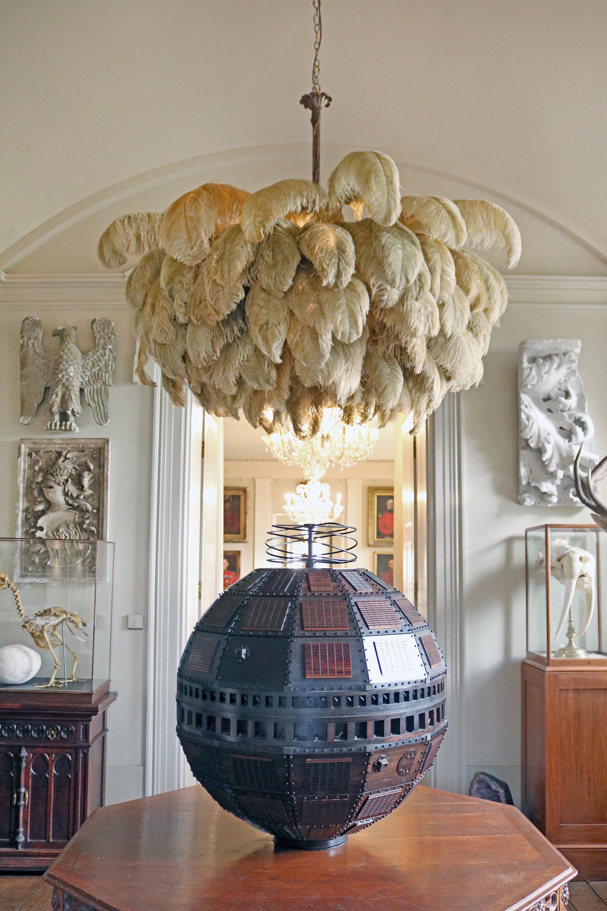 Lustra Chandelier Ostrich Feather Large Brass Stem-Neutral Decor
