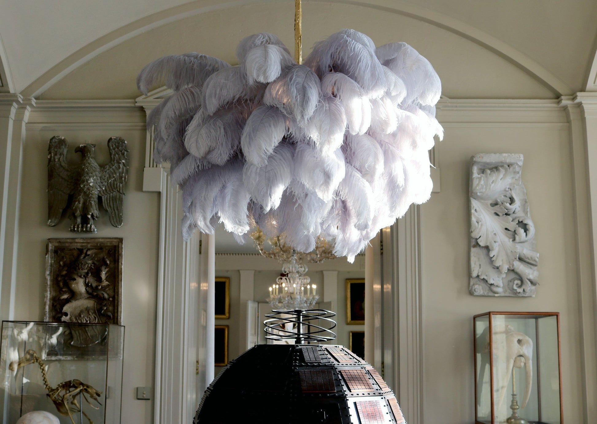 Lustra Chandelier Ostrich Feather Large Brass Stem-Neutral Decor