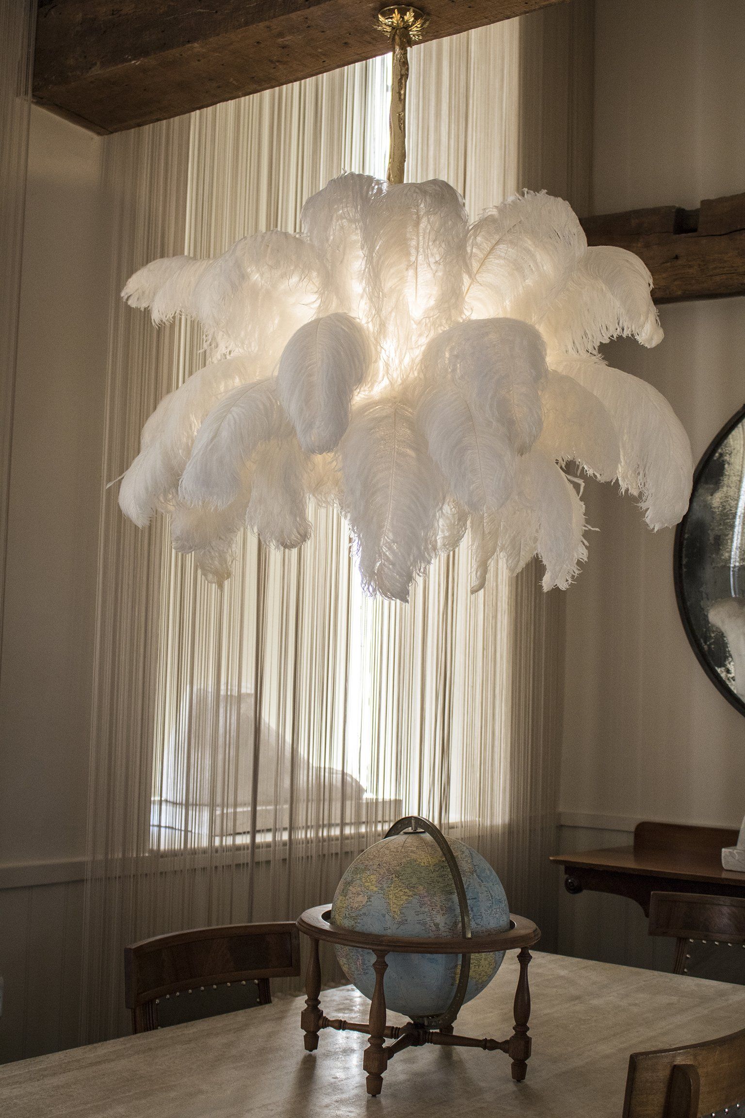 Lustra Chandelier Ostrich Feather Large Brass Stem-Neutral Decor