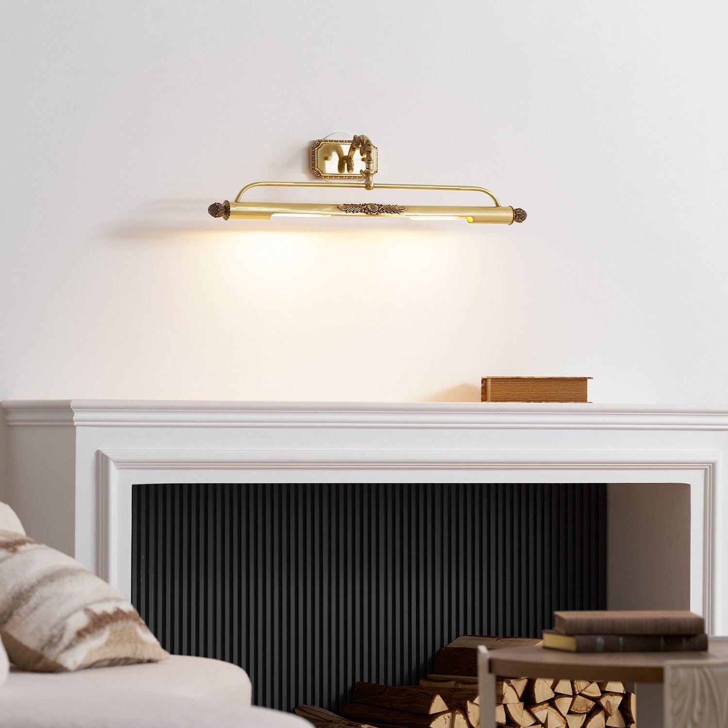 Full view of the large size Pania Brass Wall Lamp.