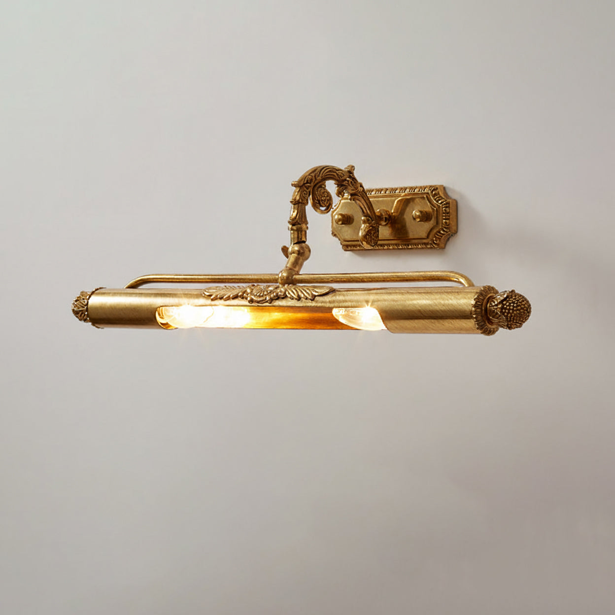 Full view of the large size Pania Brass Wall Lamp.