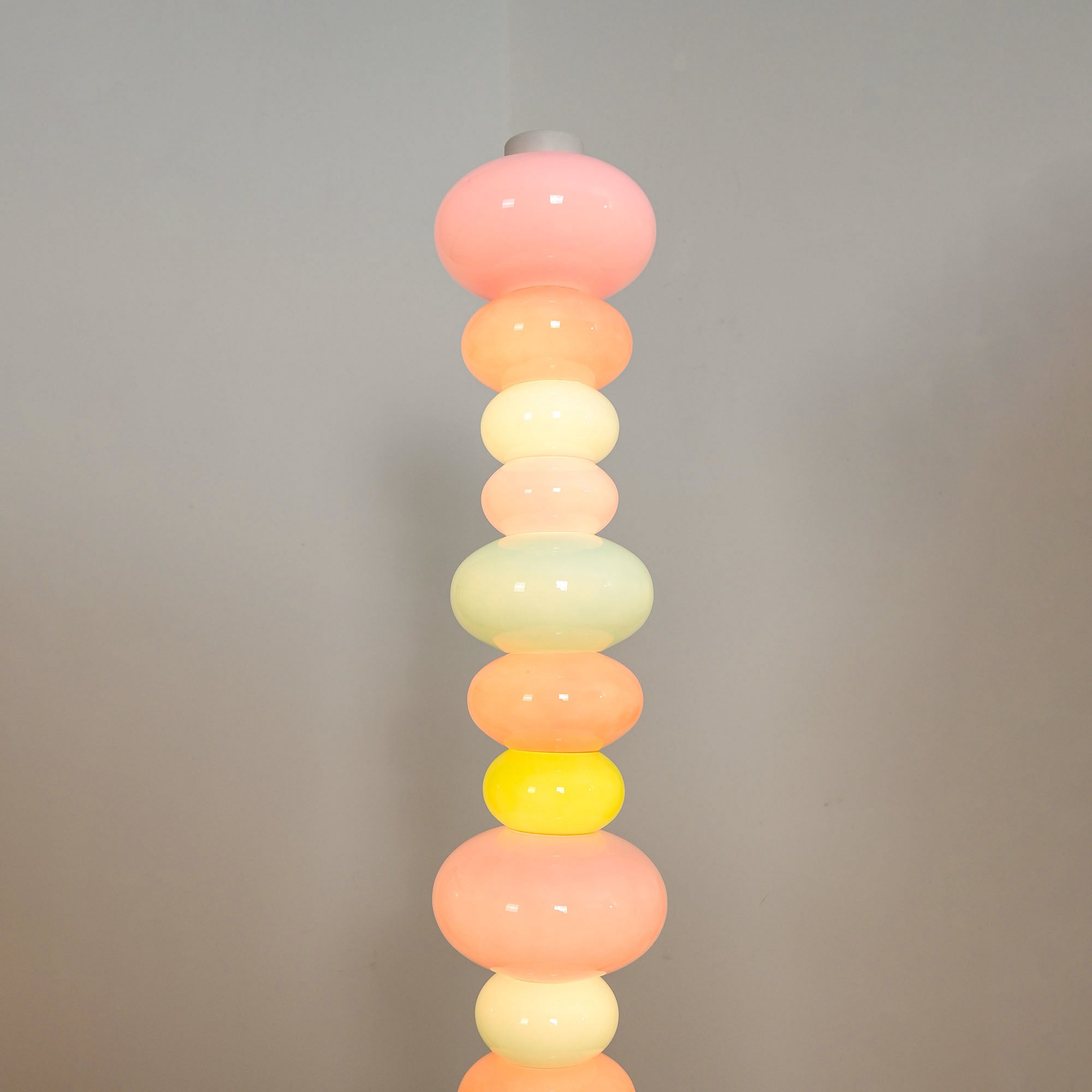 Image of the floor lamp with its dimensions overlaid.