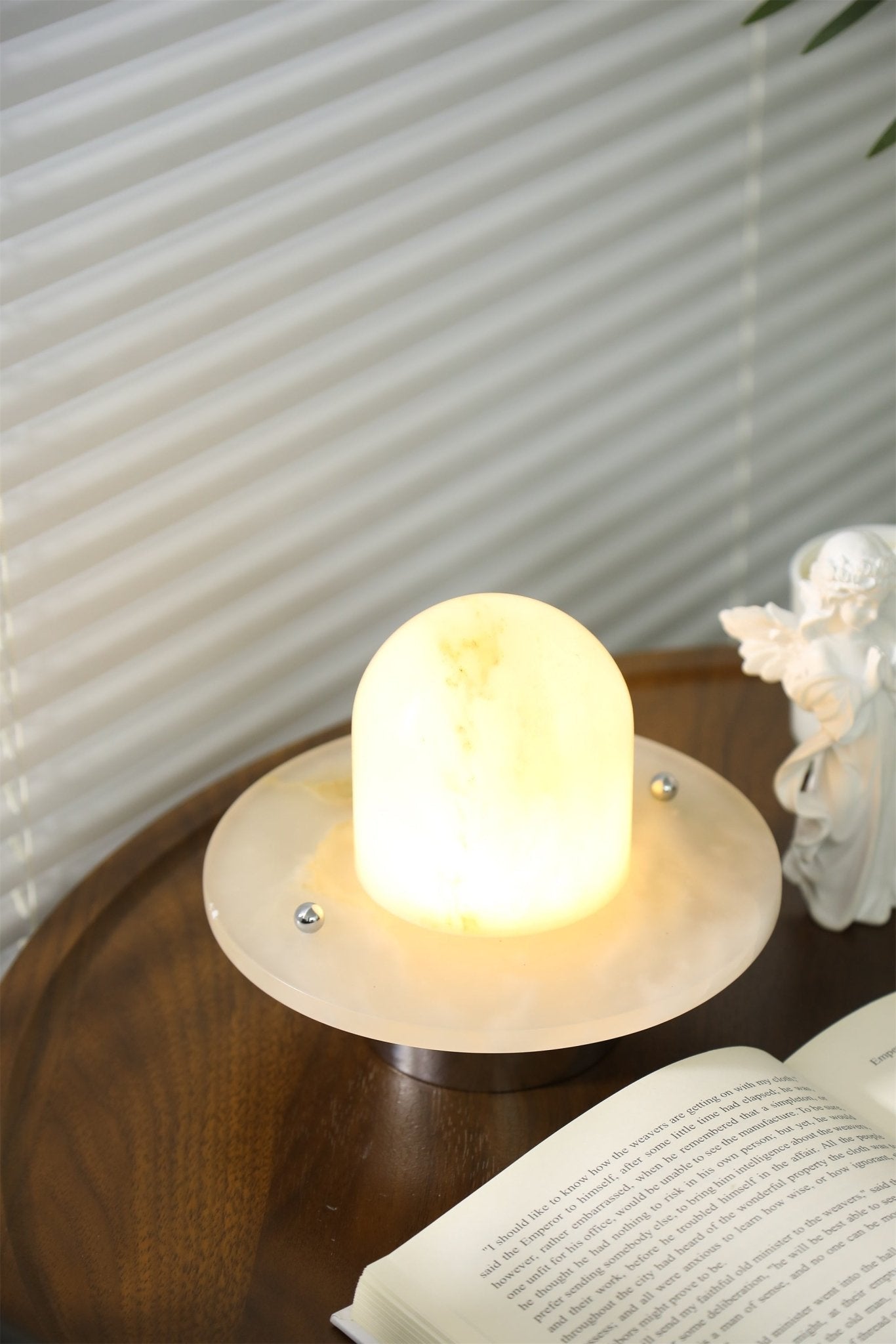 Dyxlen Table Lamp-Neutral Decor