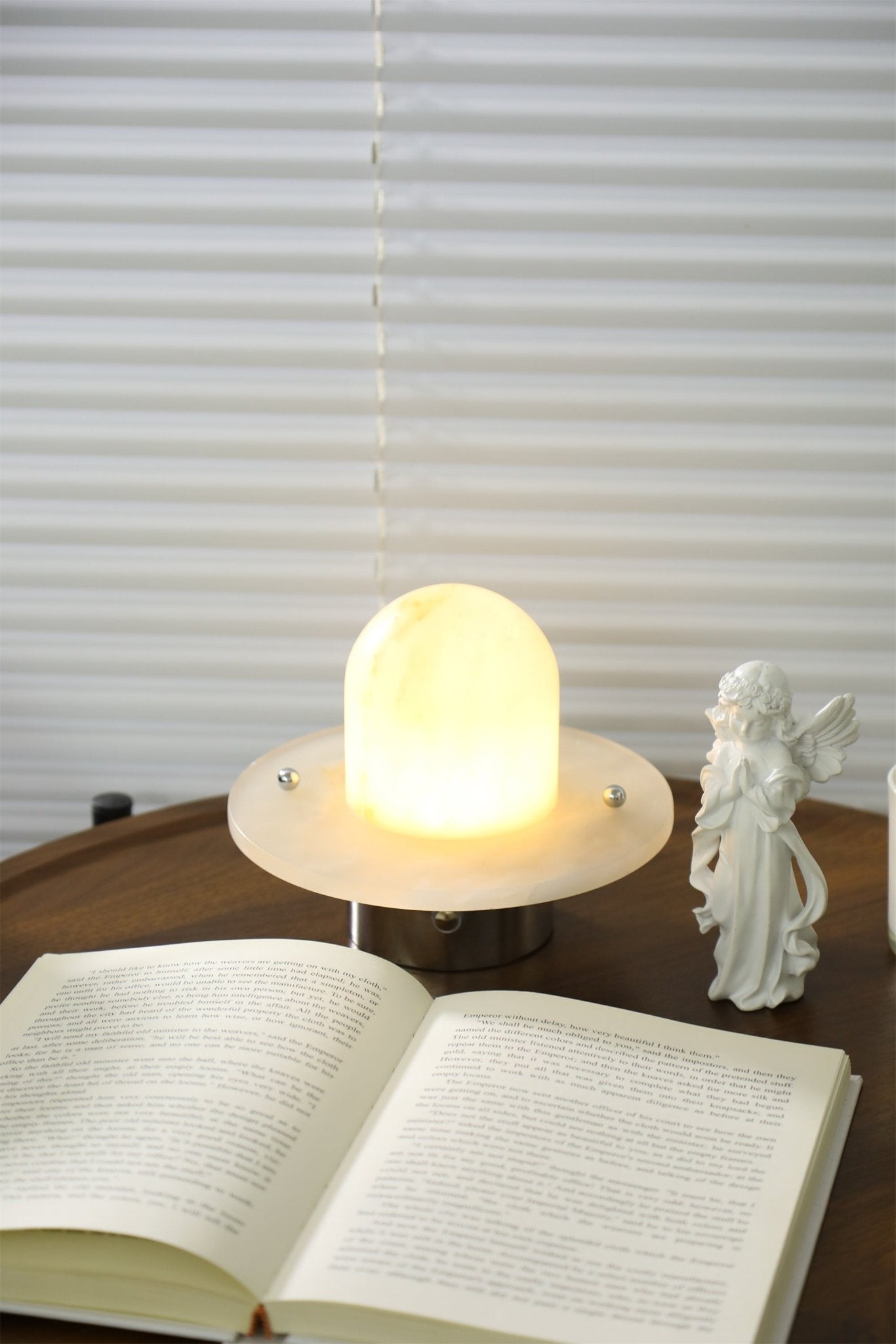 Dyxlen Table Lamp-Neutral Decor
