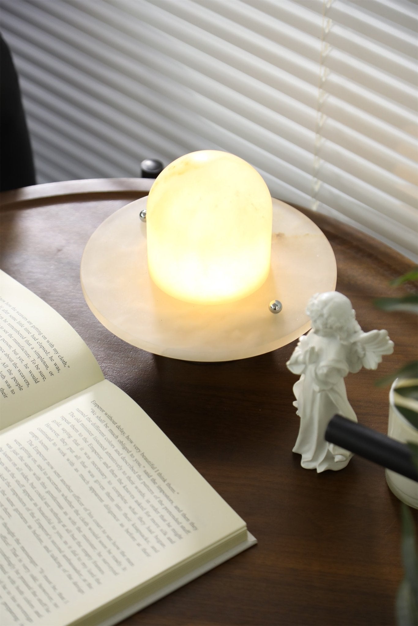 Dyxlen Table Lamp-Neutral Decor