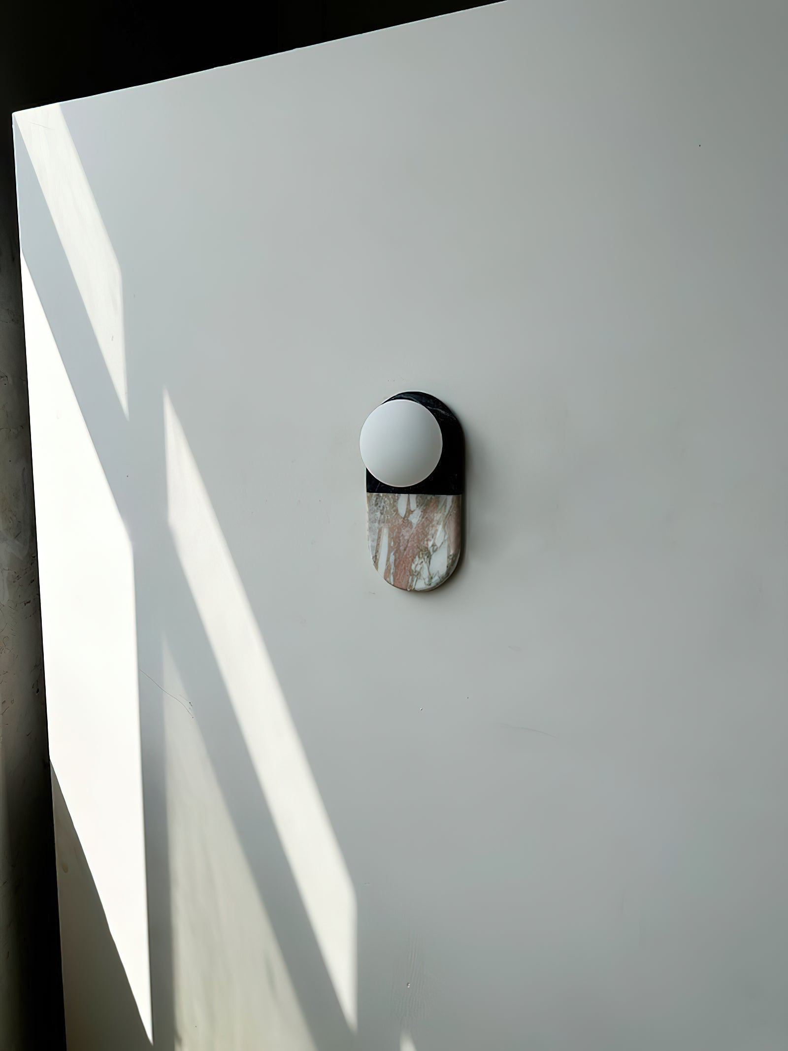Alvynan Wall Lamp