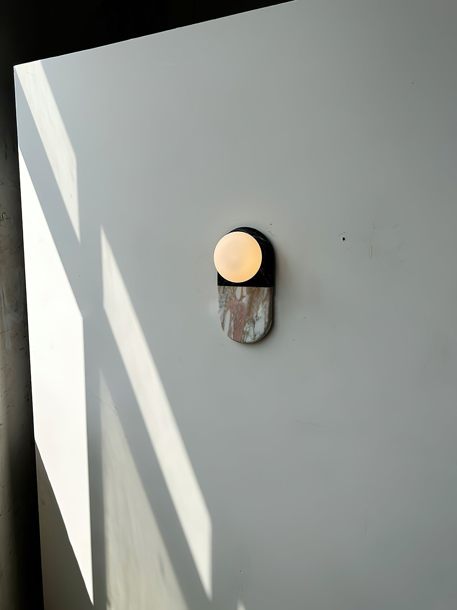 Alvynan Wall Lamp