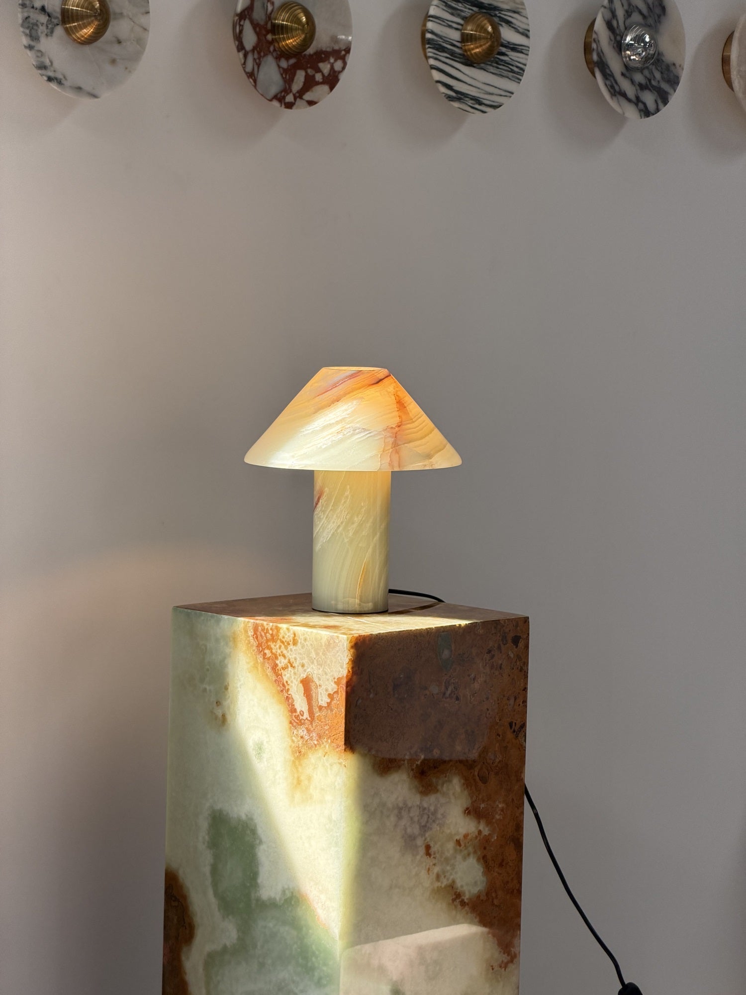Bottom view of the lamp base.