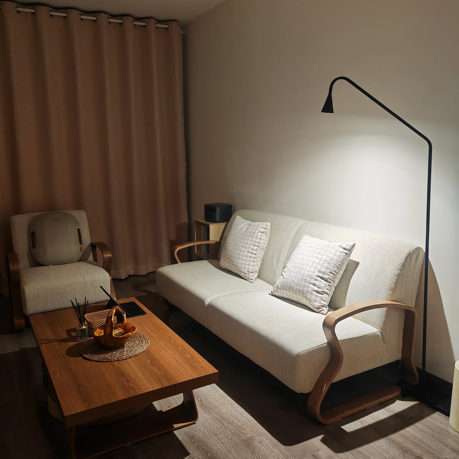 Arc Modern Gold Floor Lamp-Neutral Decor