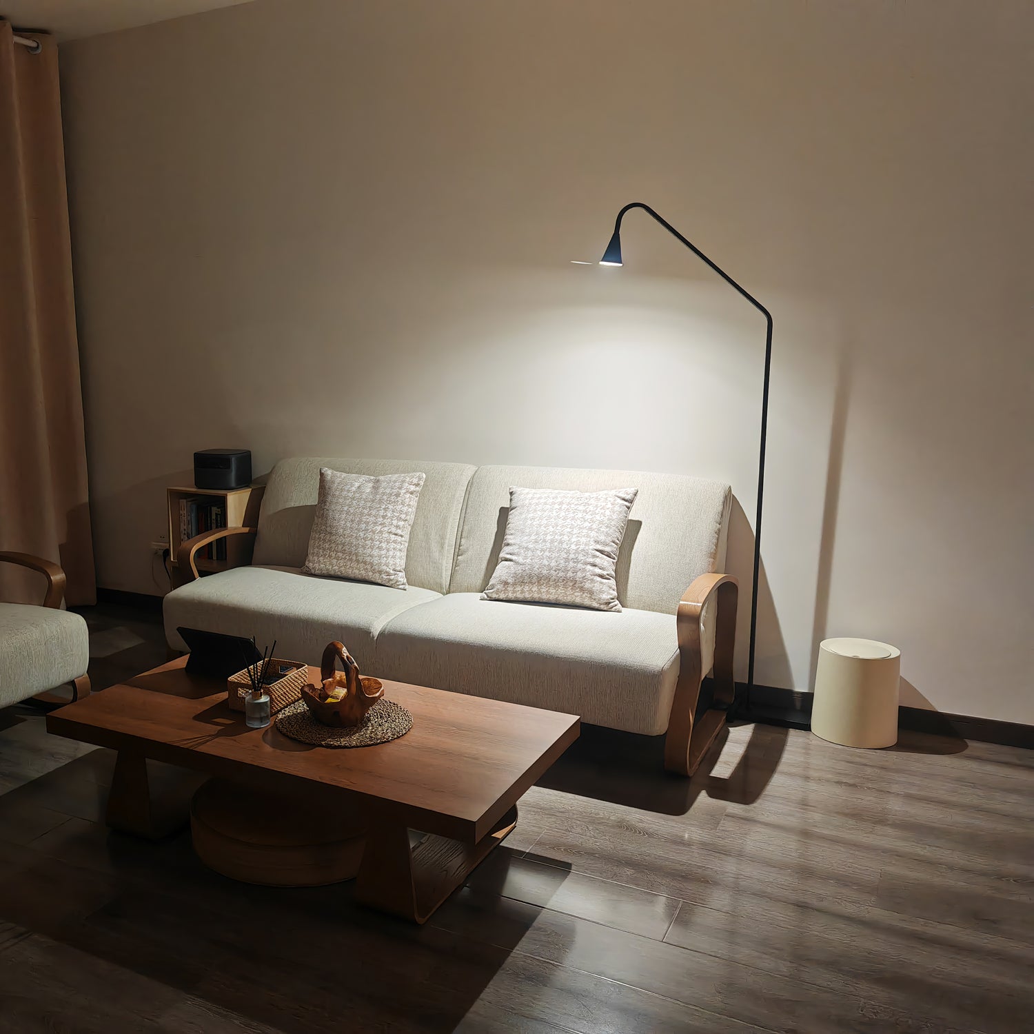 Arc Modern Gold Floor Lamp-Neutral Decor