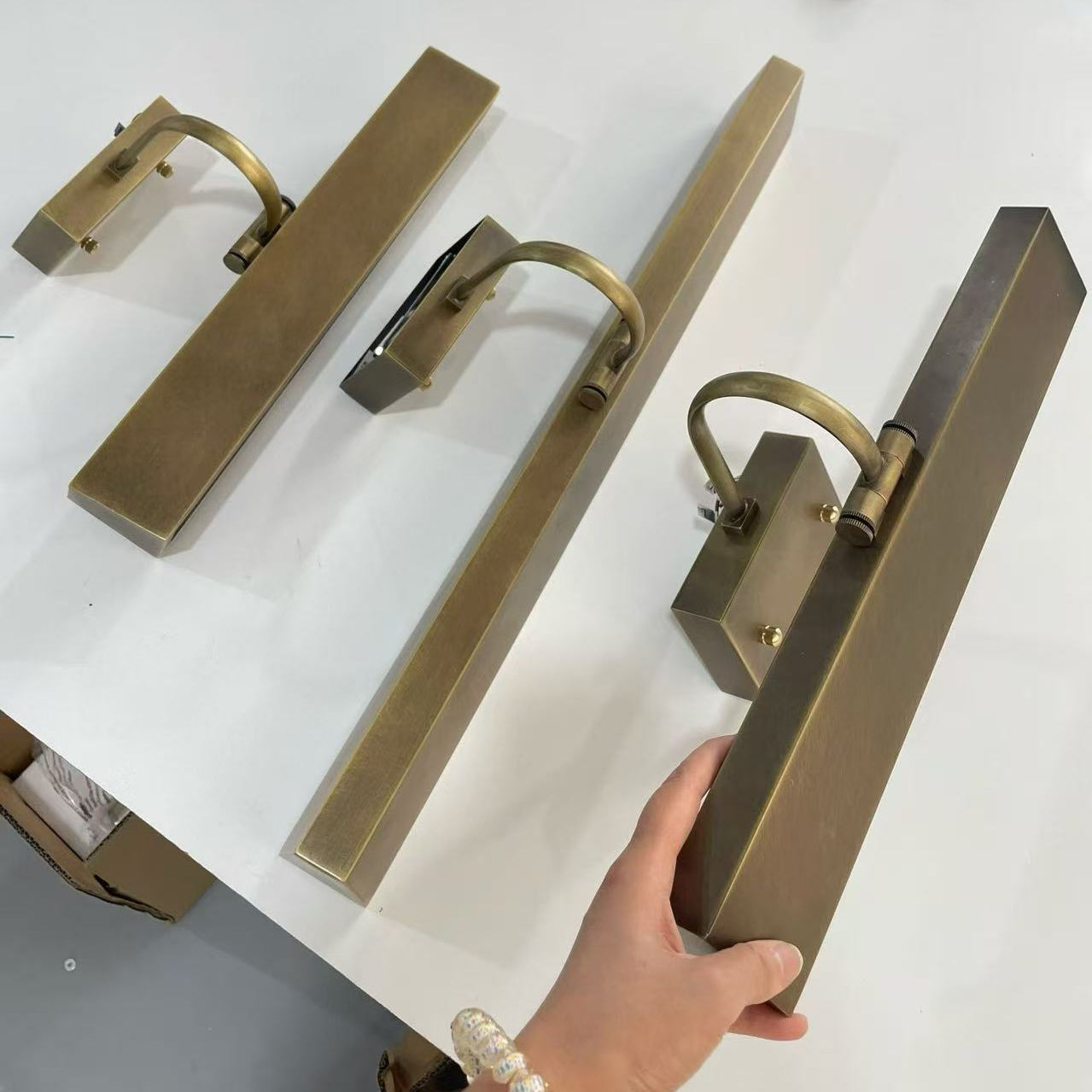 The linear form of the Arti Brass Picture Light.