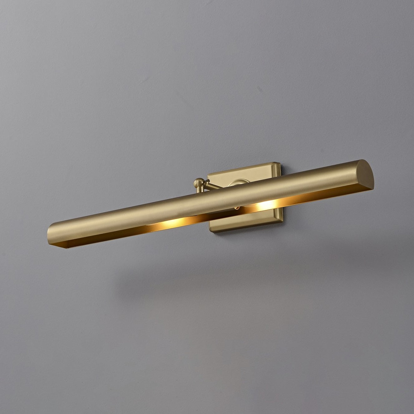Comparison of the two available sizes of the Bilbury wall sconce.