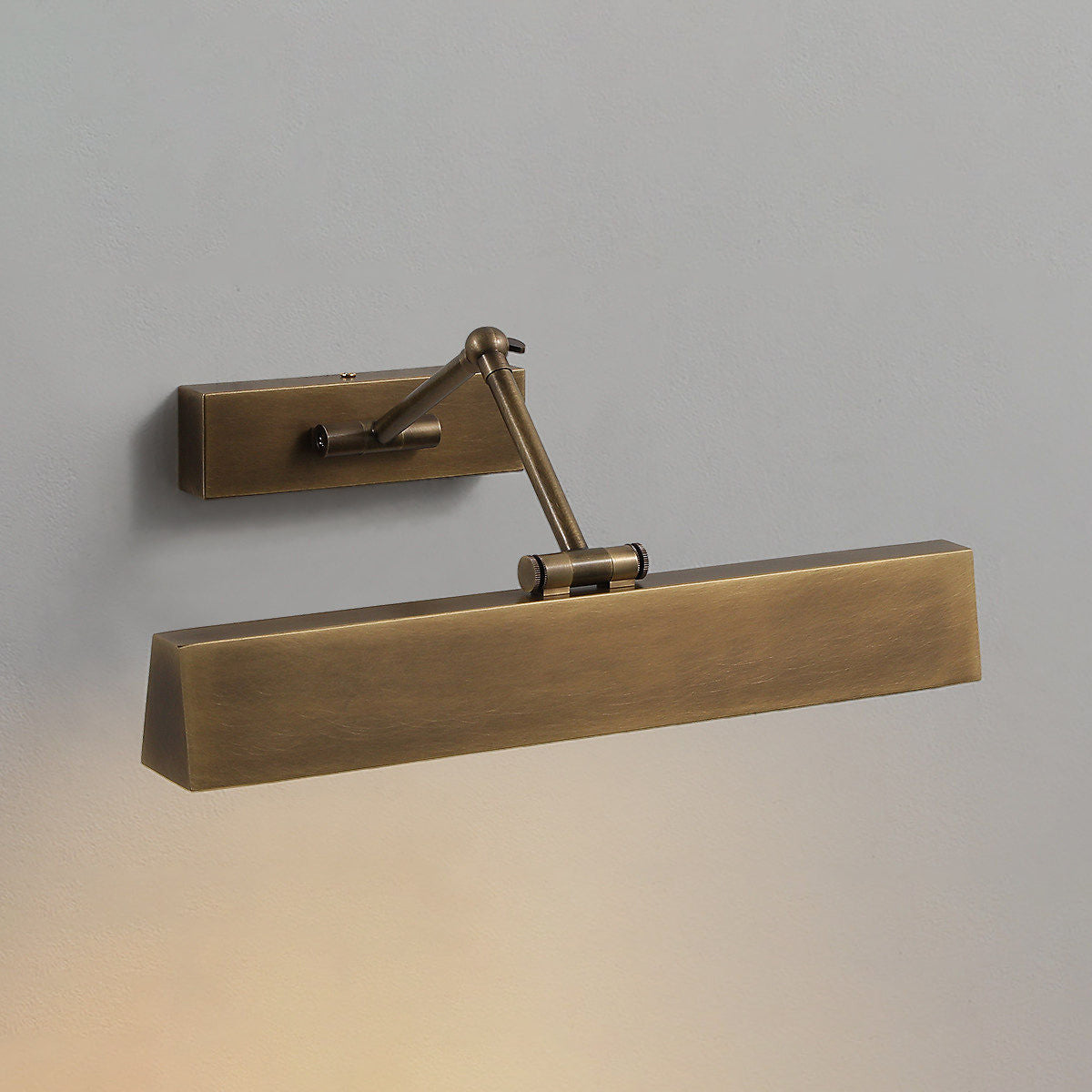 The linear integrated LED light source within the rotating head.