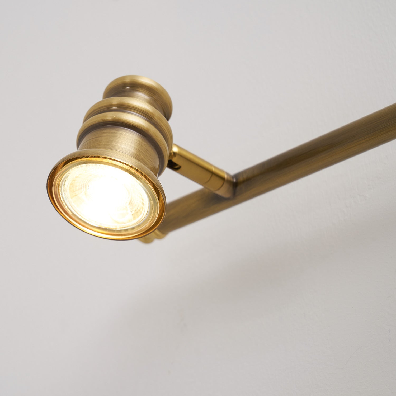 The five-head lamp's impressive scale.