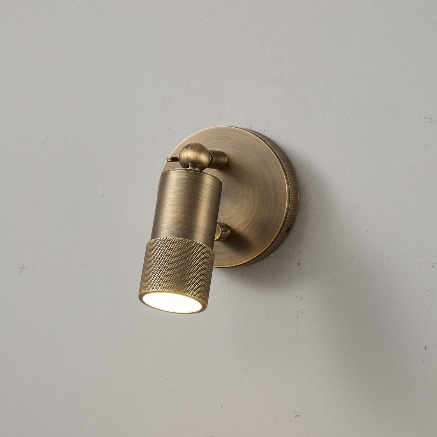 Comparison of the antique bronze and brass finishes of the Jura Wall Sconce.