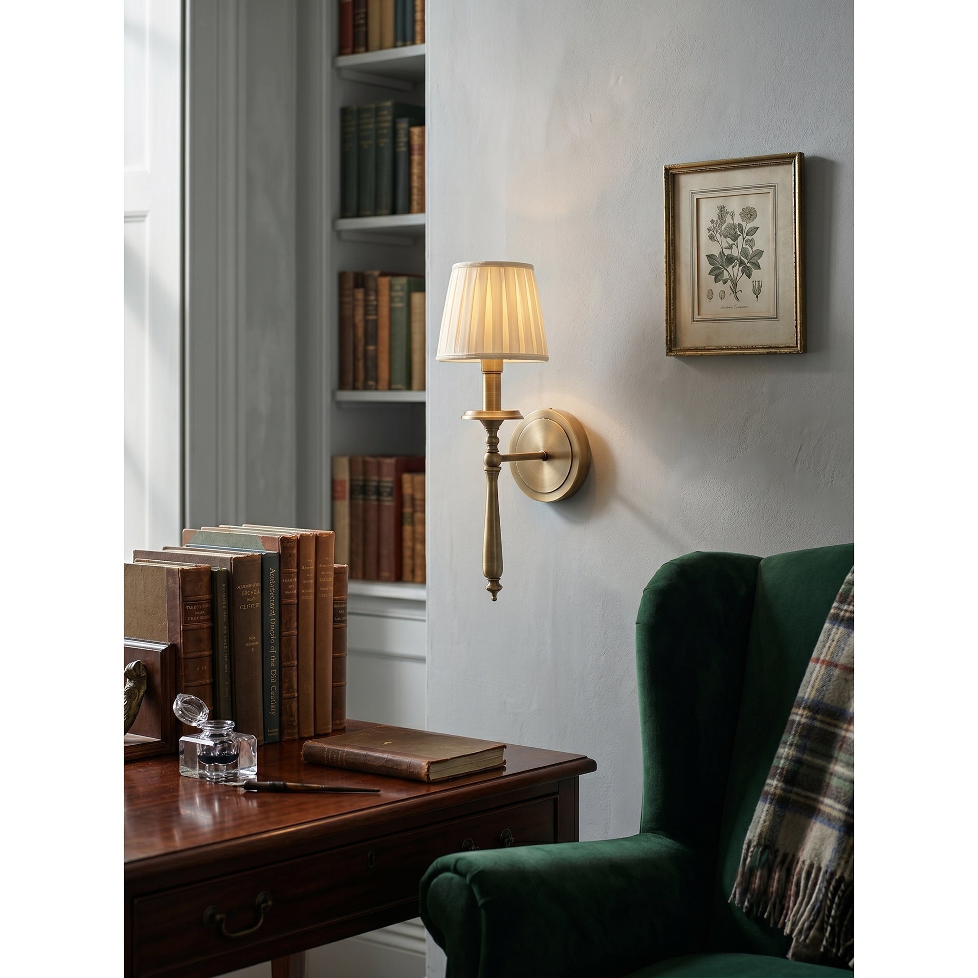Diagram showing the dimensions of the Payson Wall Sconce: 15cm diameter, 50cm height.