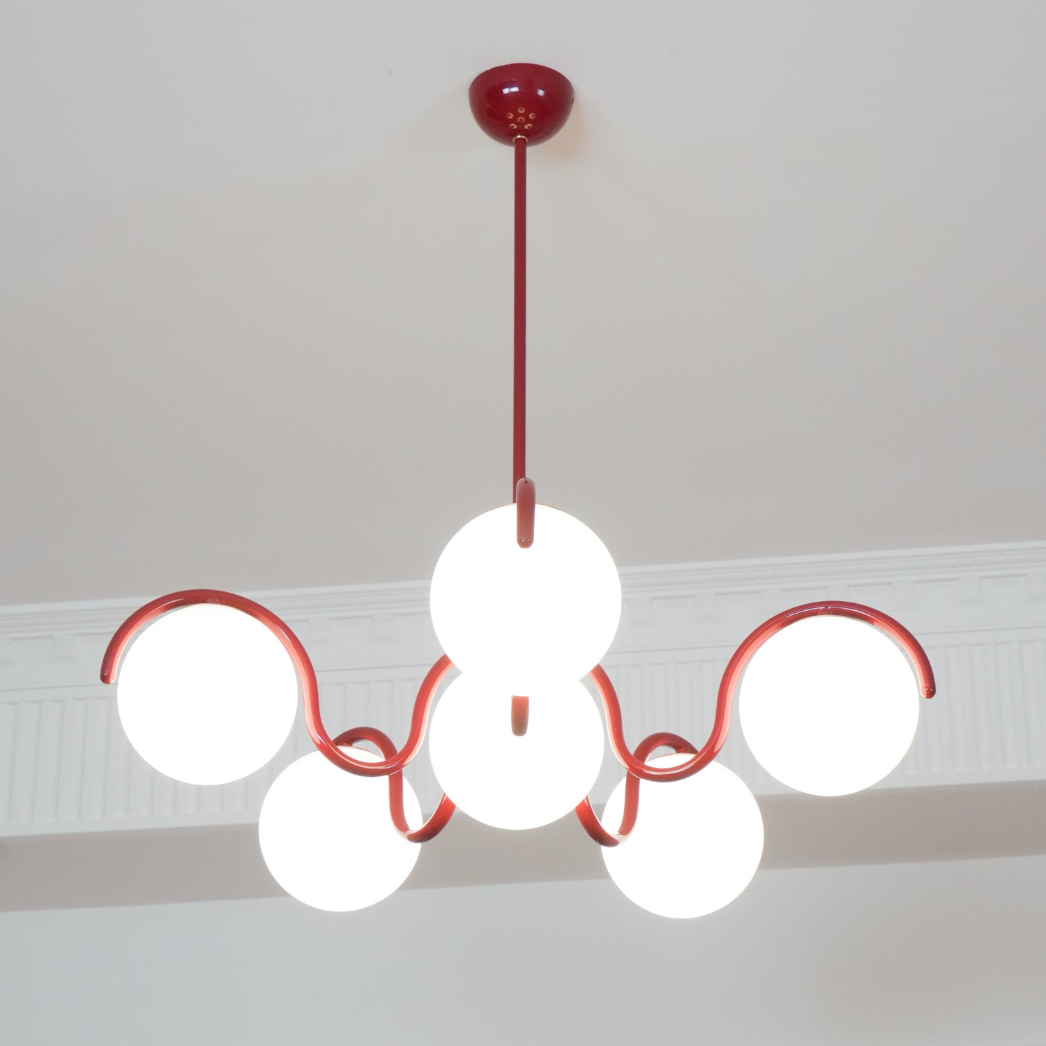 Lustra Chandelier White Glass Globes Curved Frame-Neutral Decor