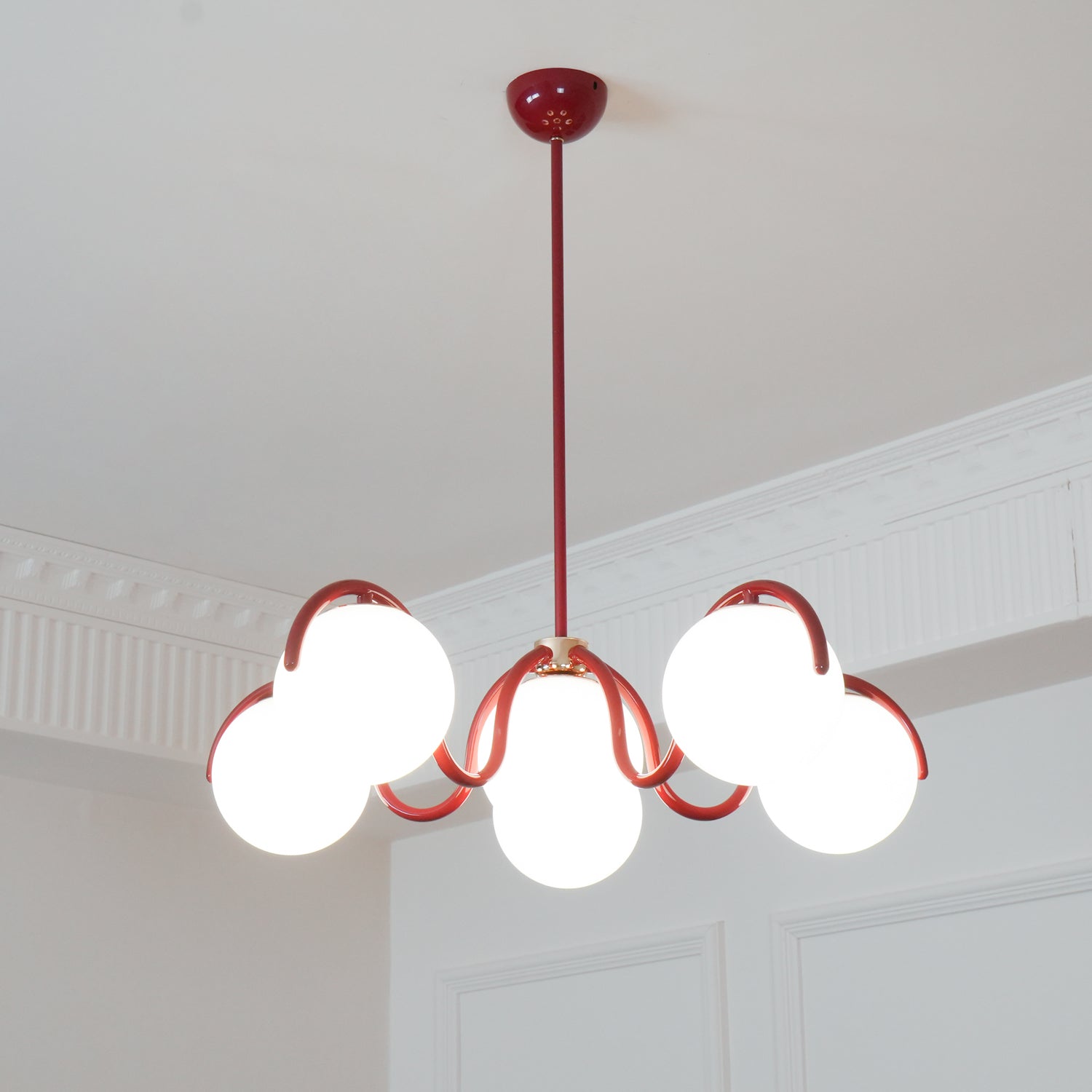 Lustra Chandelier White Glass Globes Curved Frame-Neutral Decor