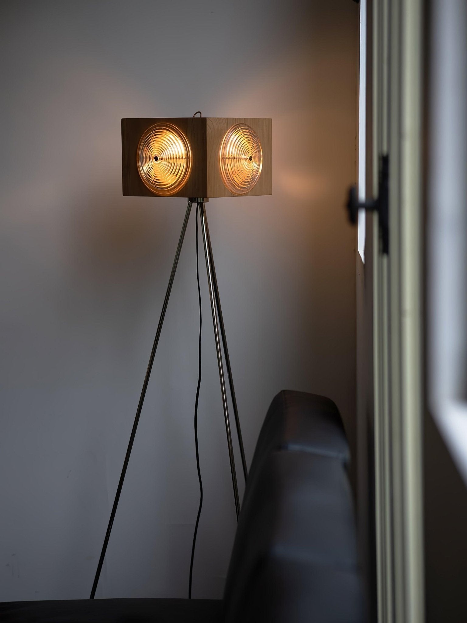 Vesoren Tripod Wood Floor Lamp-Neutral Decor