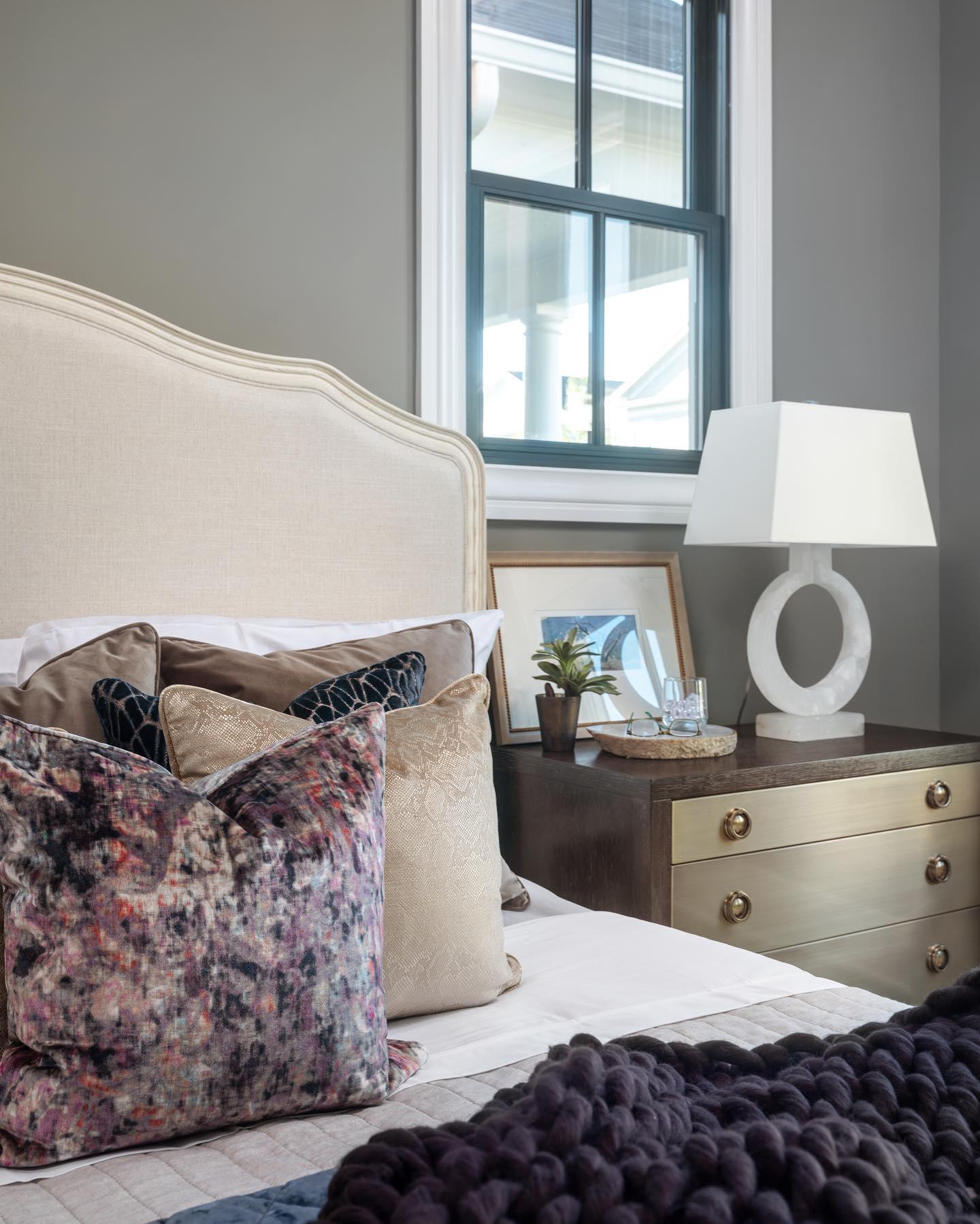 Vantor Fabric Minimalist Table Lamp-Neutral Decor