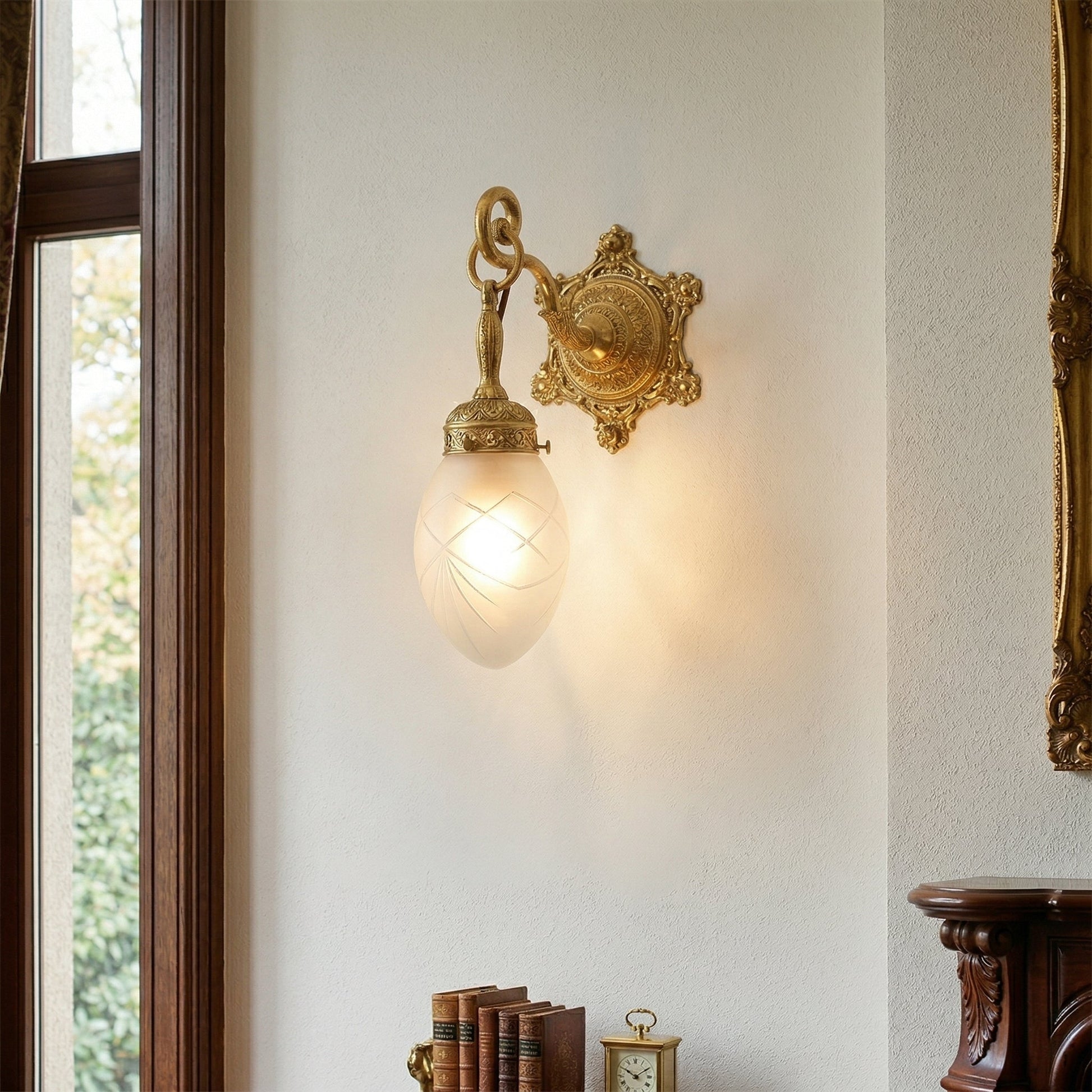 One-head Solange lamp mounted on a light-colored wall.