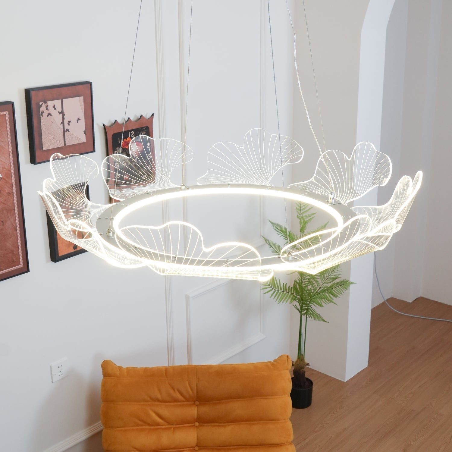 Lustra Pendant Lamp Frosted Acrylic Floral Ring-Neutral Decor
